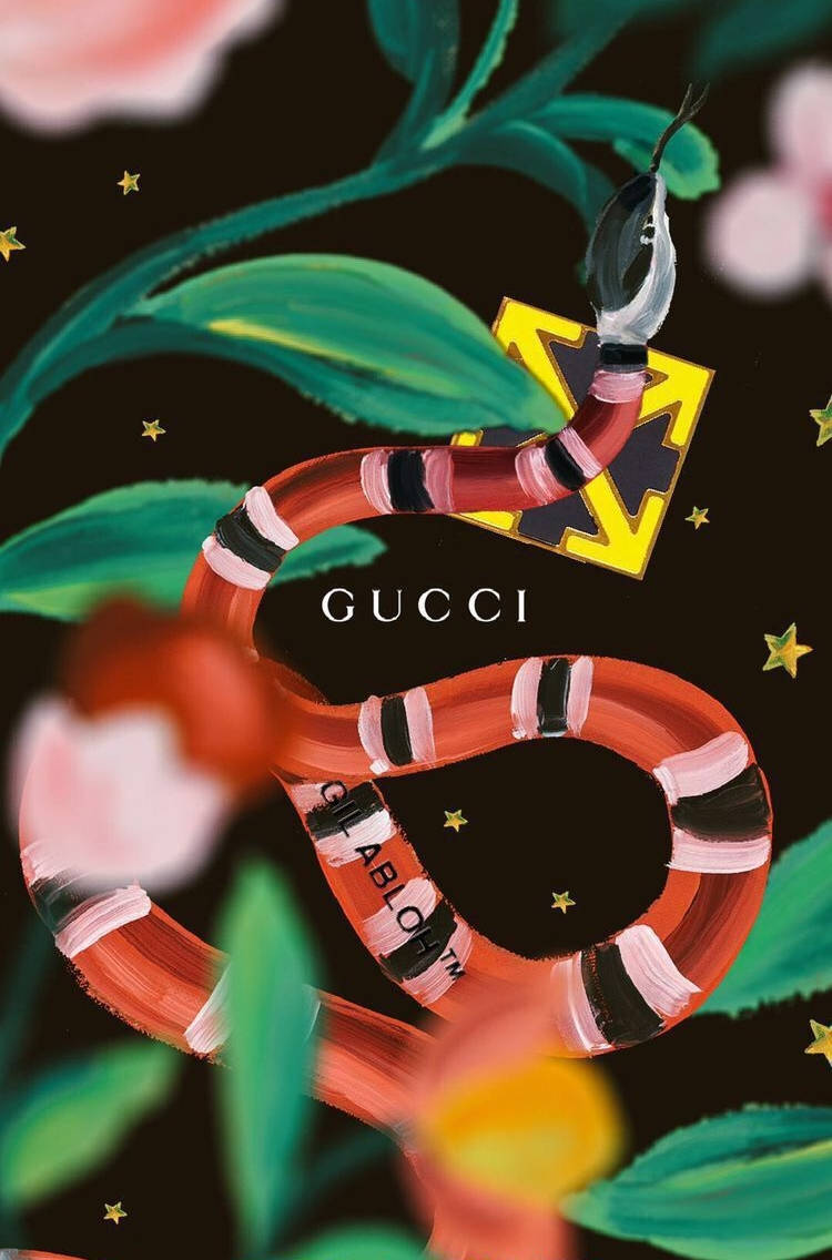 一條帶有 Gucci 品牌的彩繪蛇在星空下穿過花葉。