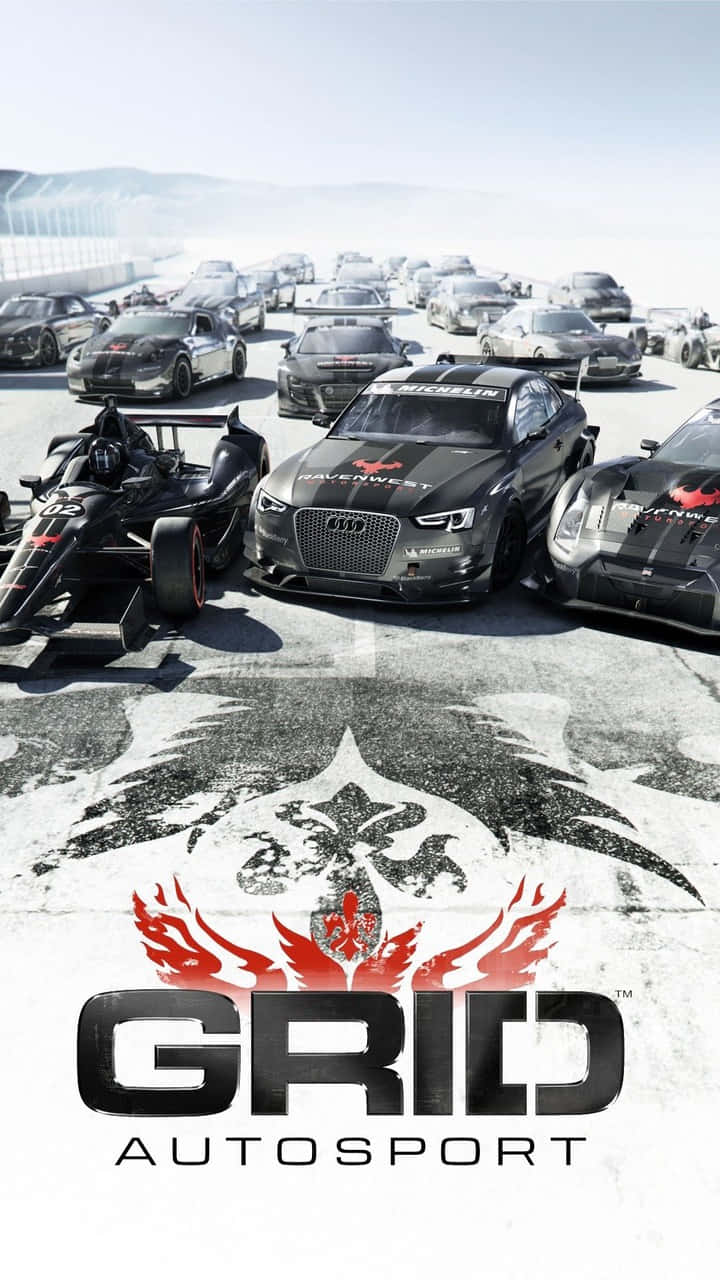 準備好在 720p《Grid Autosport》中競速吧 壁紙 — 一支高性能賽車車隊在陽光明媚的賽道上準備戰鬥，下方印有GRID Autosport標誌。