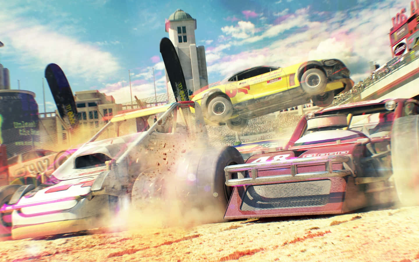 準備好在《Dirt Showdown》中穿越泥濘與雪地競速吧！ 壁紙 — 色彩繽紛的賽車在明亮的天空下，在塵土飛揚的城市競技場中爆炸翻滾，形成生動混亂的撞車場景。