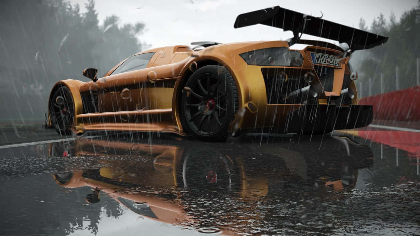 準備好在 Project Cars 中競速嗎？ 壁紙 — 一輛金色賽車帶有大型尾翼，在濕滑的賽道上高速行駛，賽道反射出它的輪廓。