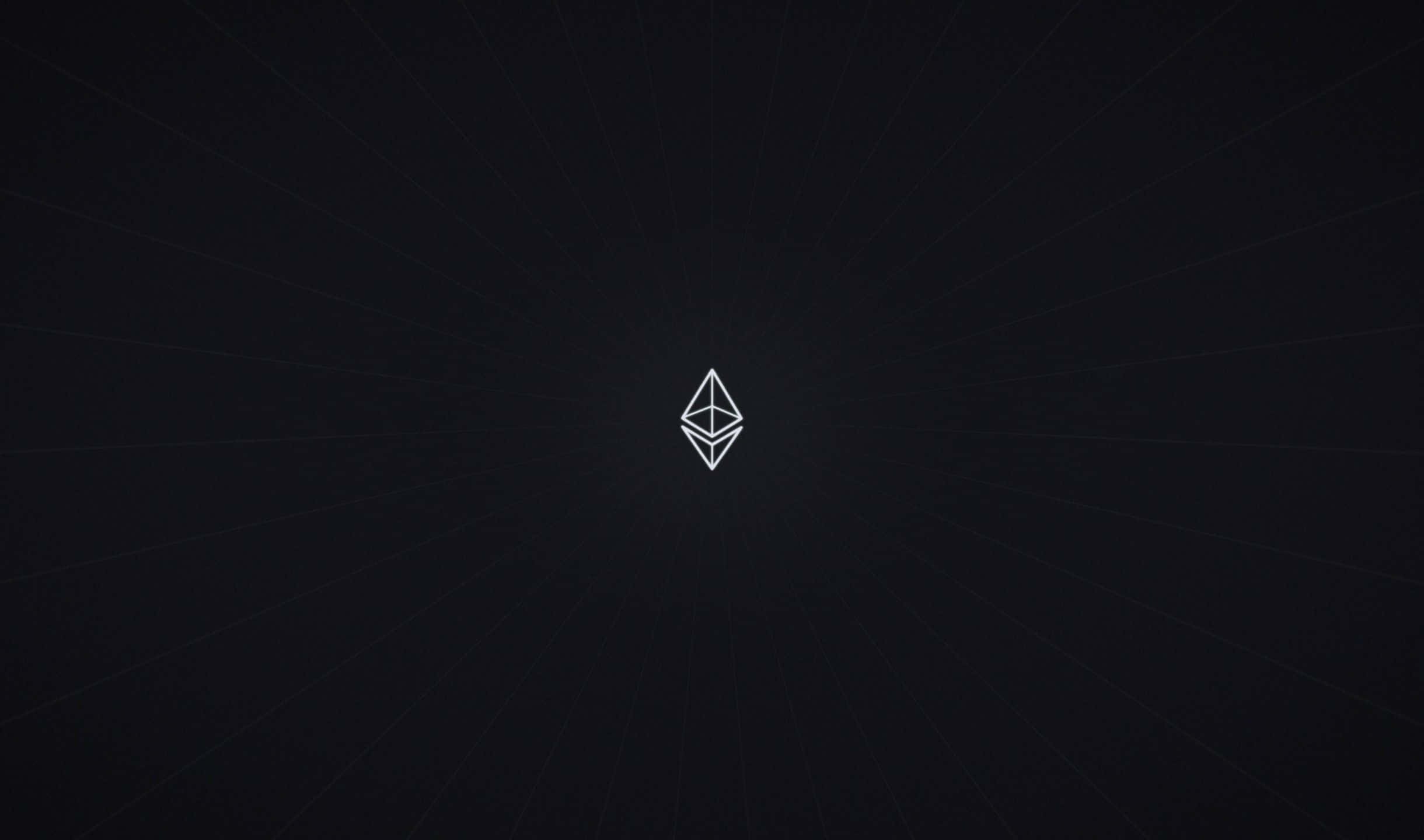 準備好工作或娛樂的 2440x1440 桌面電腦壁紙 壁紙 — 一個極簡的白色以太坊標誌，居中放置在帶有微妙放射狀網格線的深色背景上。
