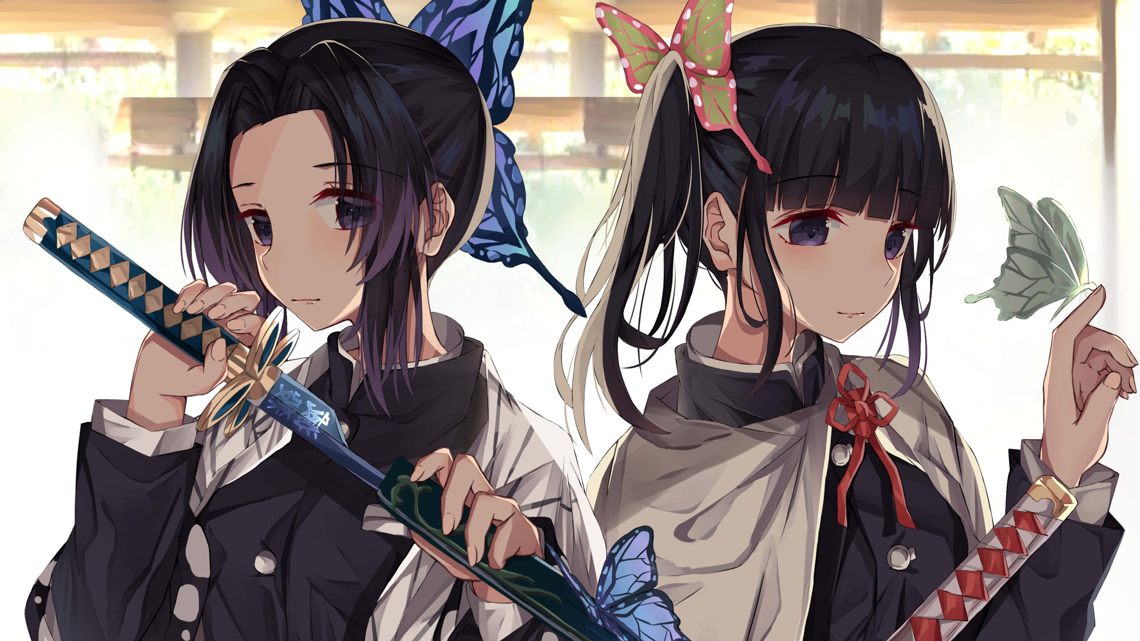 準備好戰鬥吧！ 壁紙 — 兩位穿著傳統服飾的動漫少女手持劍，蝴蝶在她們周圍飄浮，在明亮的室內環境中。