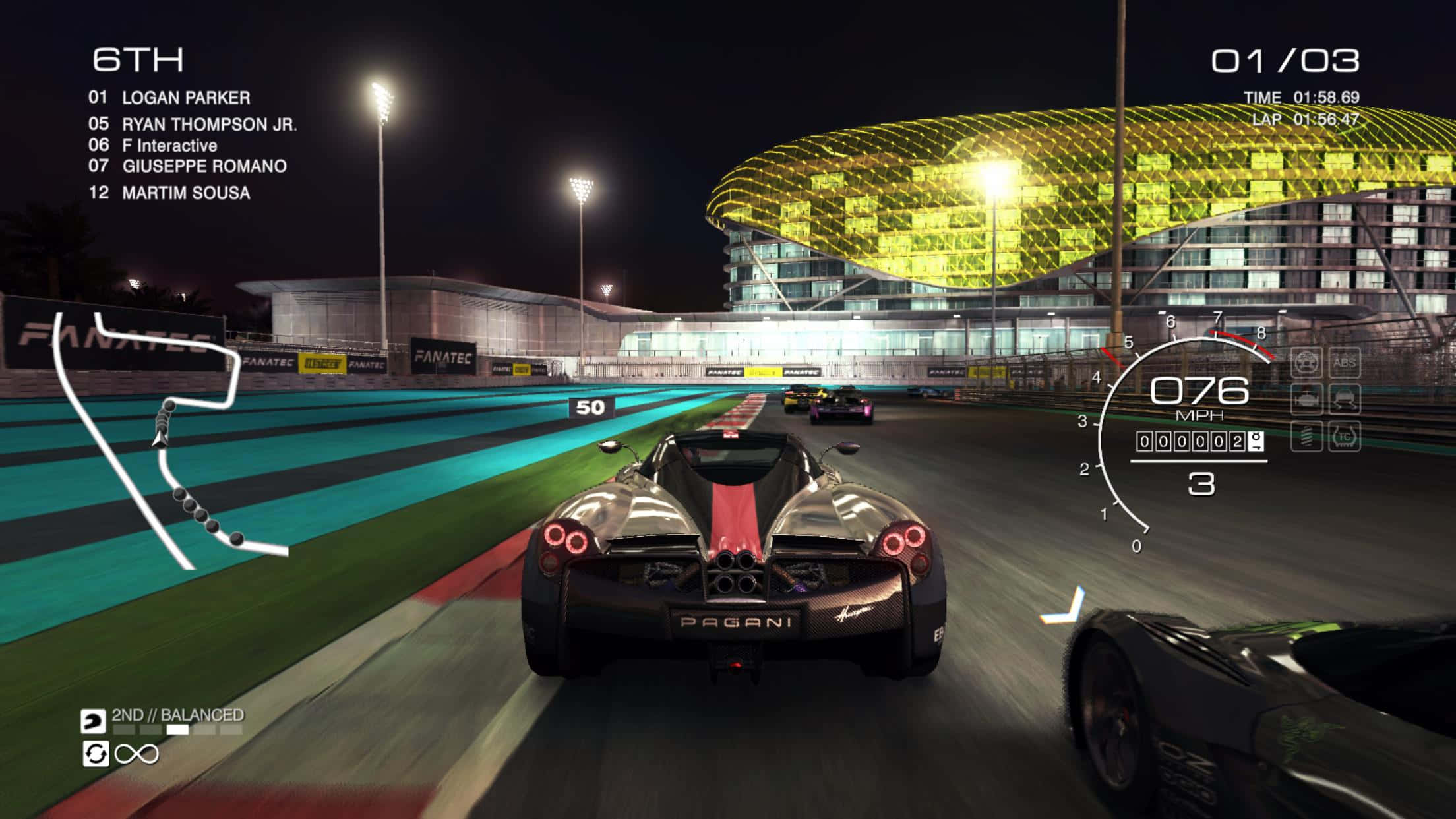 準備好挑戰世界吧！Grid Autosport 壁紙 — 一輛時尚的銀色帕加尼超級跑車在夜間奔馳於燈火通明的賽道上，背景是發光的黃色體育場。