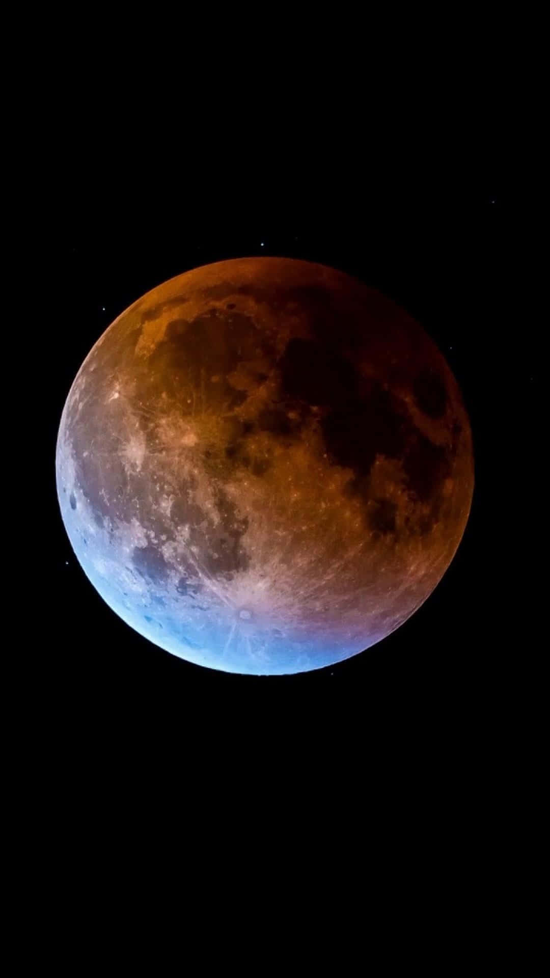 準備好用最新 iPhone 探索月球世界！ 壁紙 — 血月食在沒有星星的夜空中散發出火橙色和冷藍色的光芒。