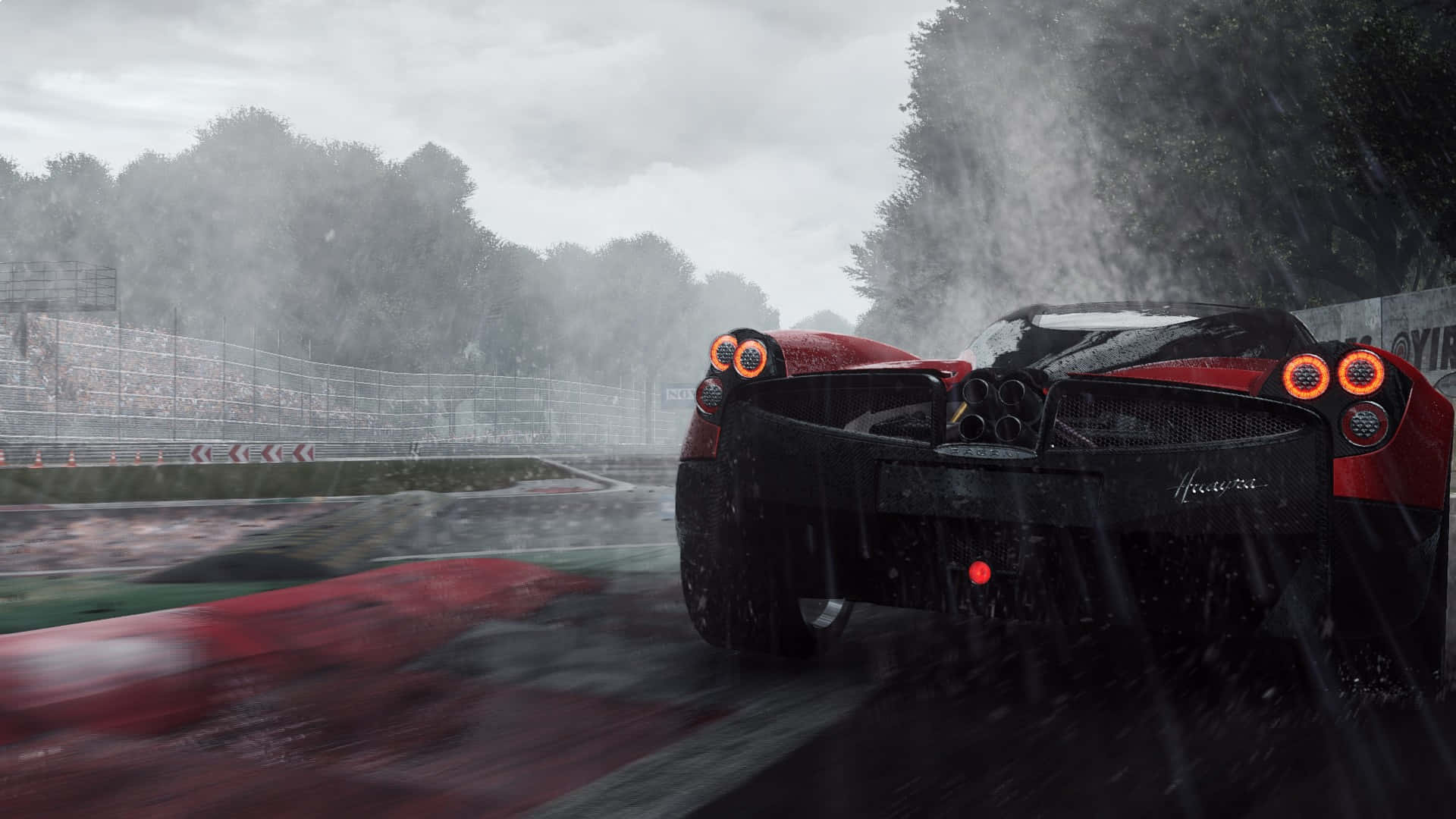 準備好與 Project Cars 一同競速 壁紙 — 一輛紅色法拉利LaFerrari在暴雨中於濕滑賽道上疾馳，背景有模糊的動感和霧氣籠罩的樹木。