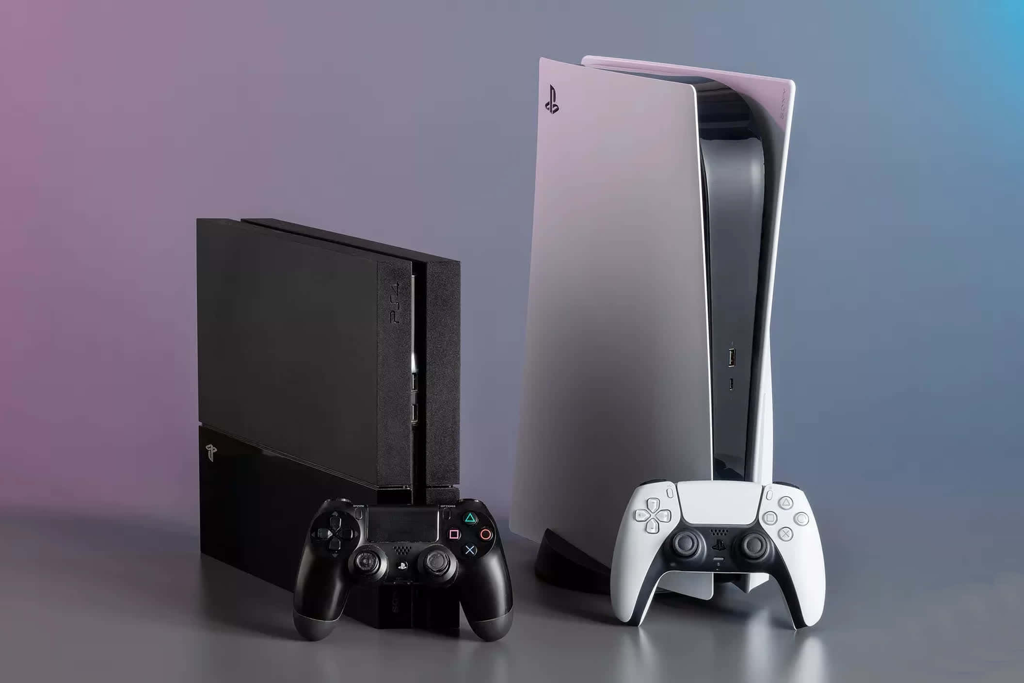 兩部 PlayStation 遊戲主機連手掣，置於漸變背景上。