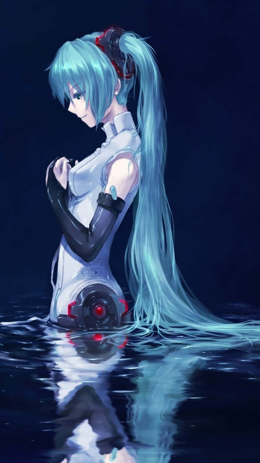 準備好與世界連接吧——初音未來手機 壁紙 — 一位藍髮的動漫女孩，擁有機械手臂，站在深水中，水深及腰，她的倒影在昏暗燈光下閃爍。