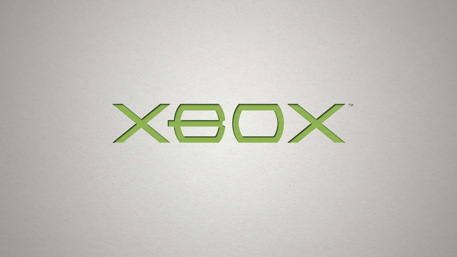 準備好與最酷的 Xbox 一起遊戲吧 壁紙 — 綠色Xbox標誌，帶有對角線條紋，居中於有紋理的淺灰色背景上。