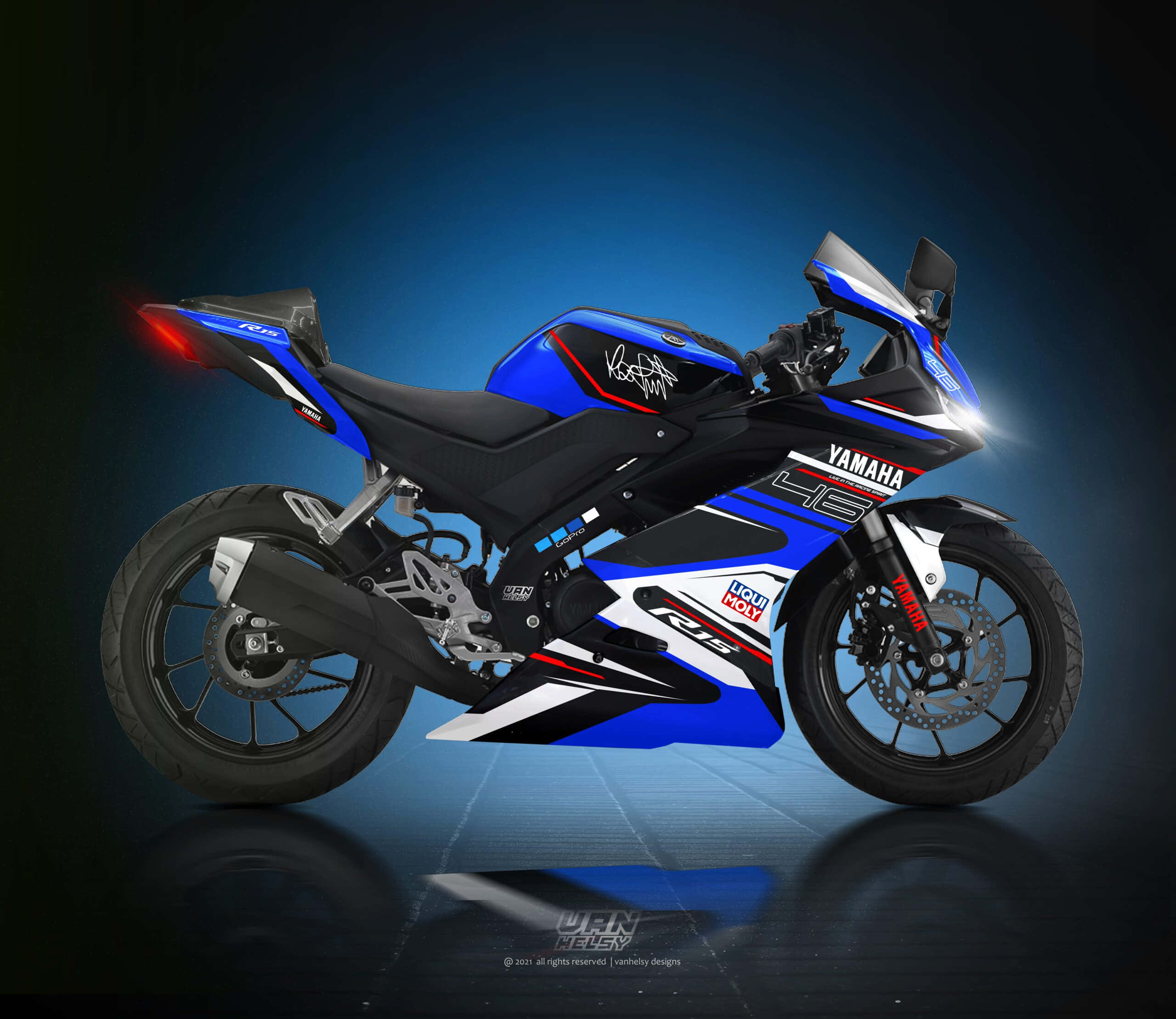 準備好迎接下一次冒險 — R15 摩托車 壁紙 — 一台時尚的藍白色Yamaha R15電單車，帶有發光的頭燈和尾燈，站在反射的深色地板上，背景為漸變藍色。