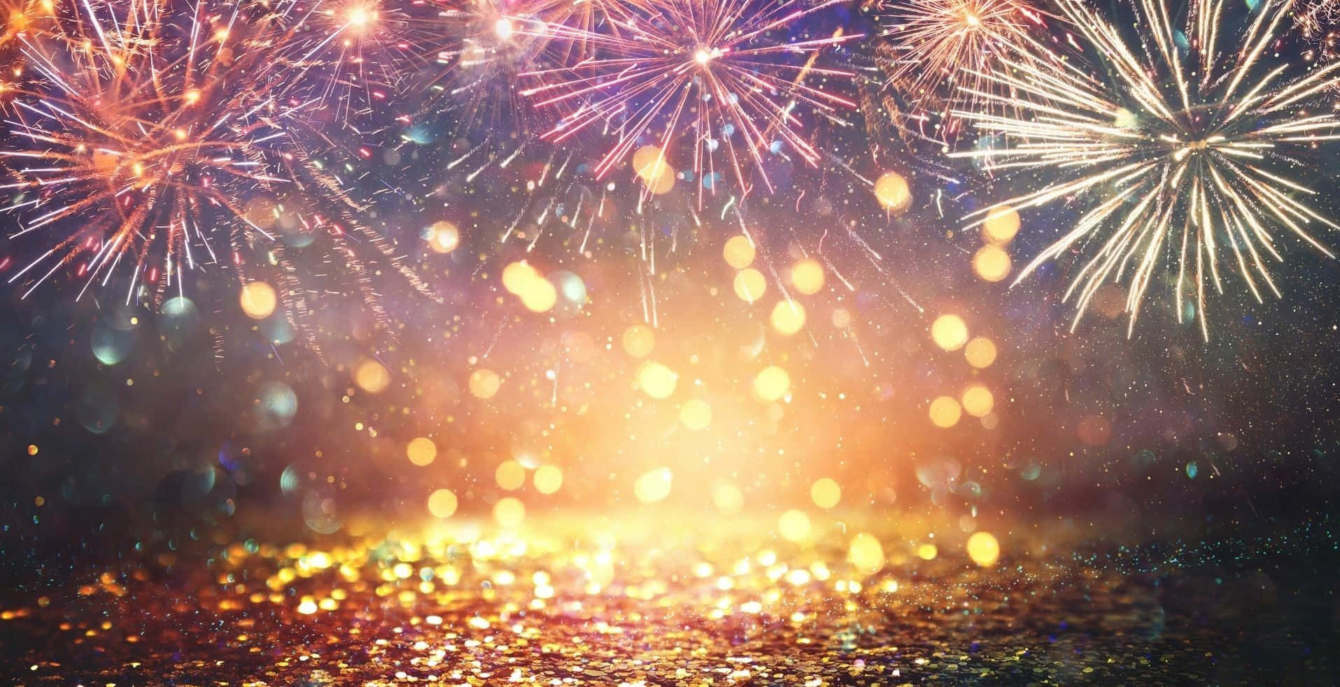 色彩繽紛的煙花在閃爍的水面上綻放，帶有金色散景燈光。 — 新年動畫 壁紙