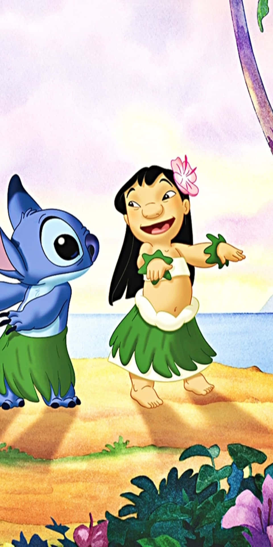 Lilo 和 Stitch 在陽光明媚的海灘上跳舞，身後有棕櫚樹和海洋。