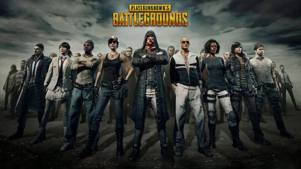 一群身穿戰鬥裝備的 PUBG 玩家站在暴風雨的田野上。