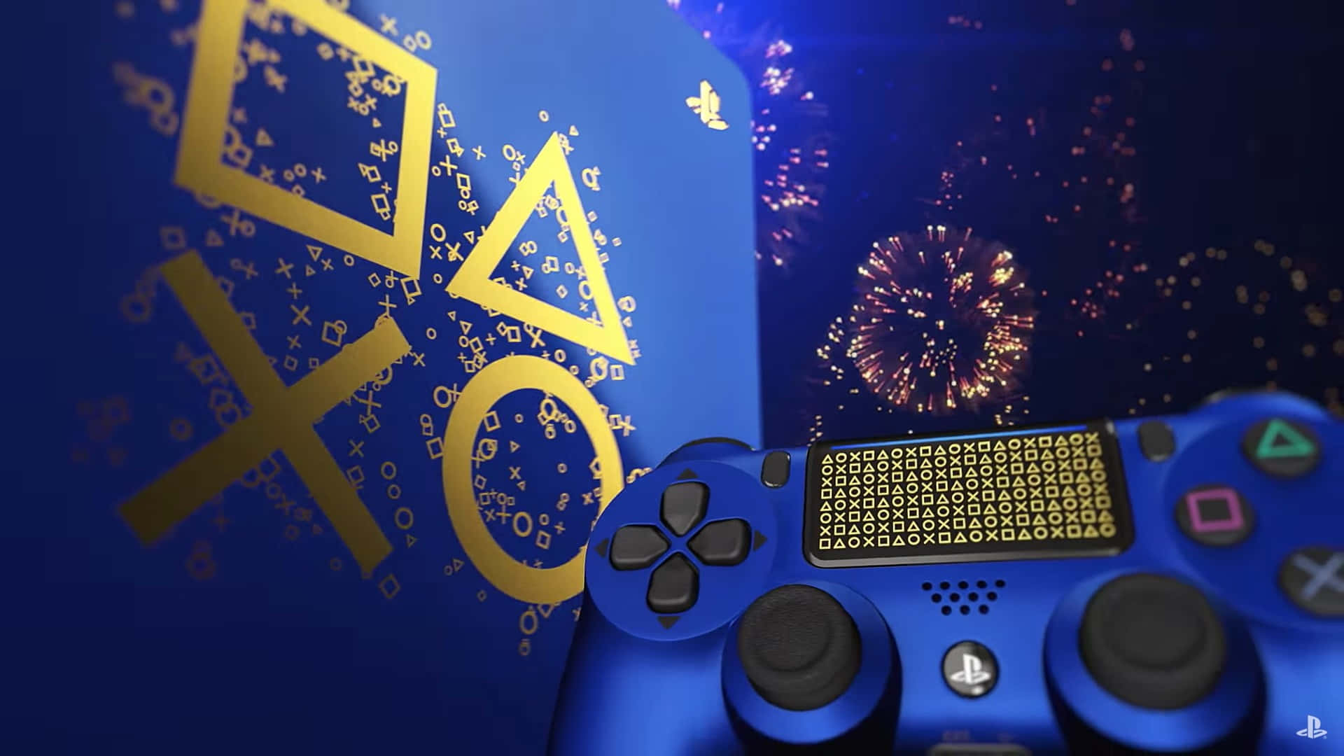 準備好迎接最頂級的遊戲體驗嗎？ 壁紙 — 一個藍色PlayStation控制器和主機，飾有金色符號，在黑暗的天空中發光，背後有煙花綻放。