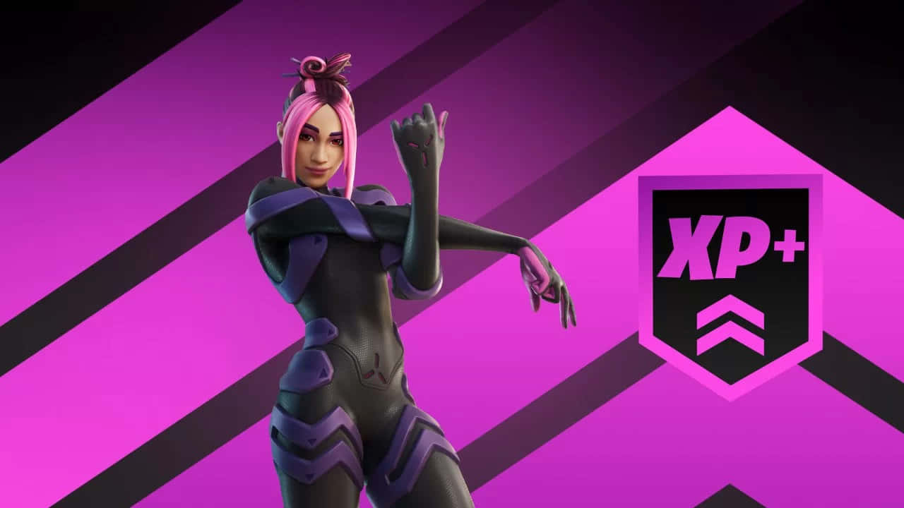 穿著紫色盔甲的 Fortnite 角色在鮮豔背景上與 XP+ 標誌擺姿勢。