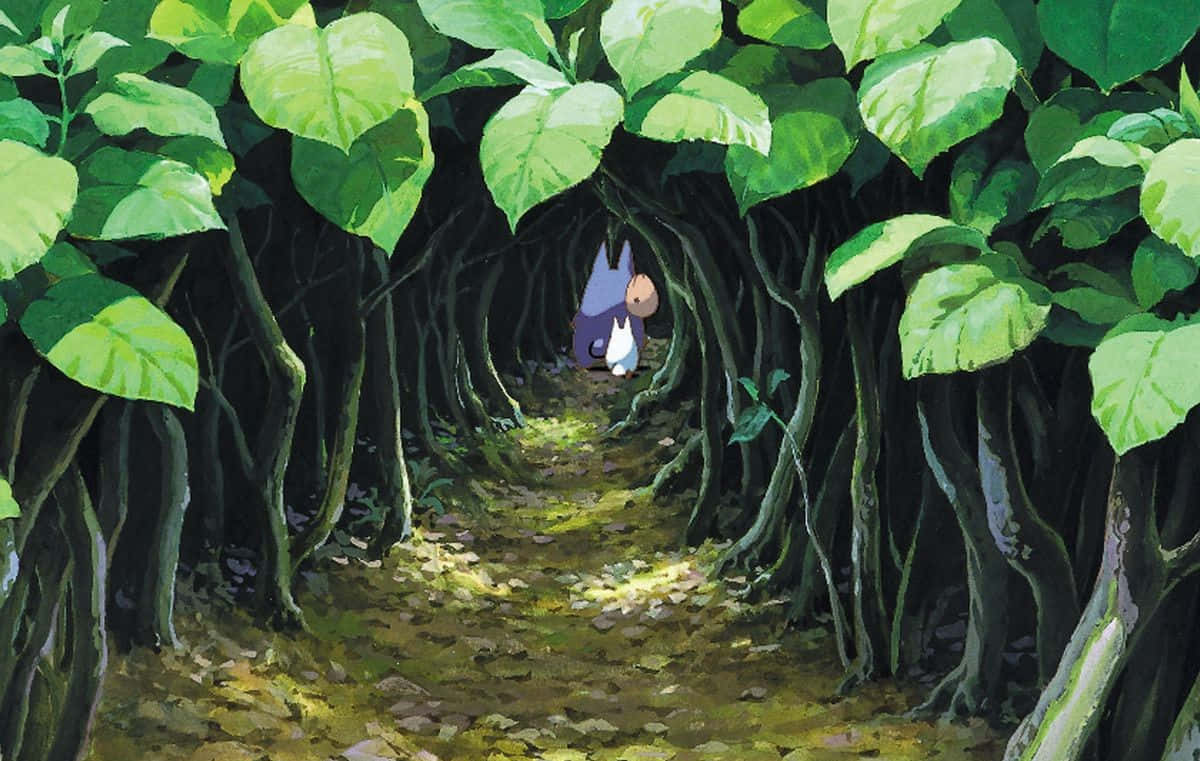 一隻小藍色生物穿過由巨大樹葉和樹根組成的森林隧道。