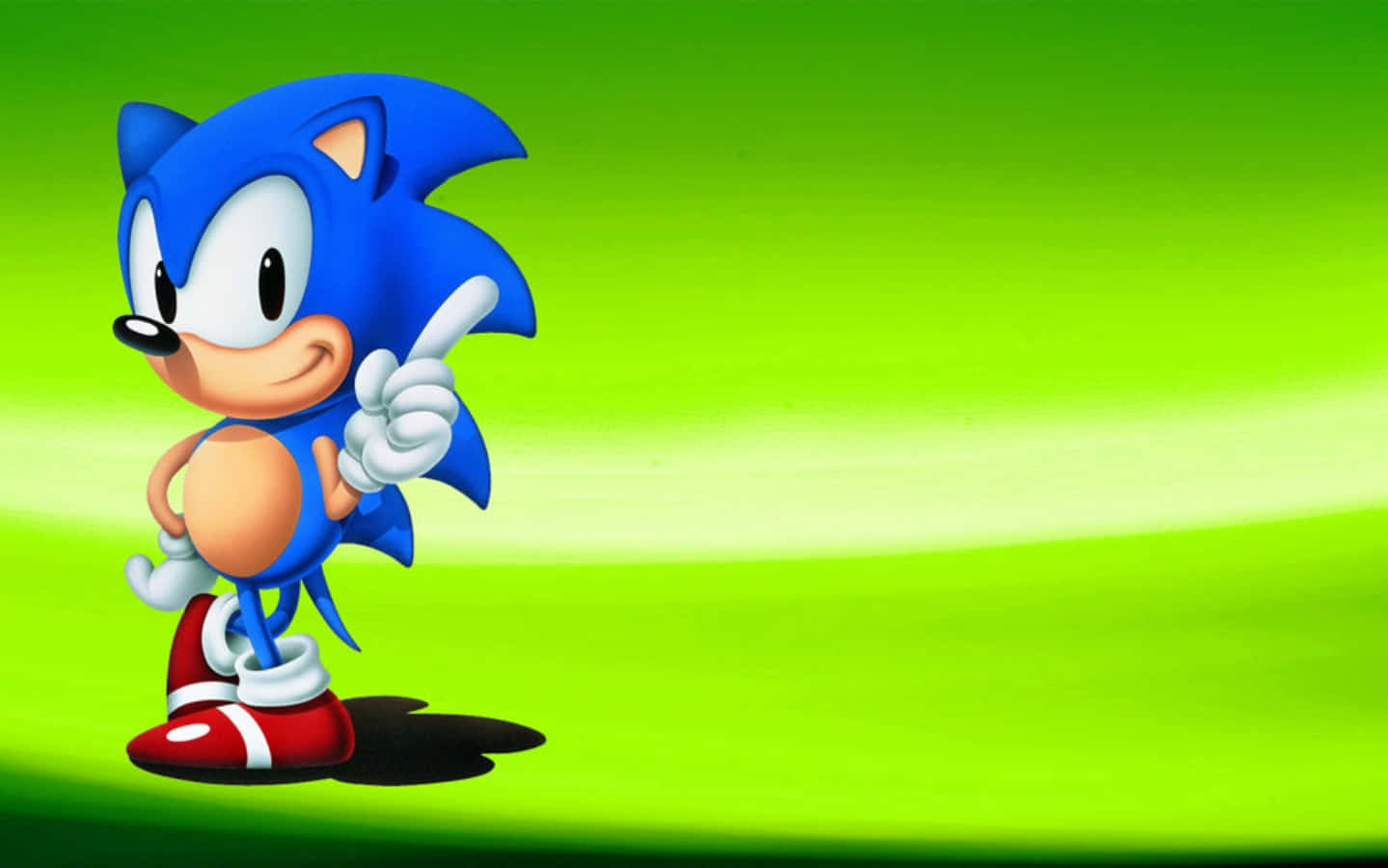 準備好重返過去，與經典索尼克一同衝刺！ 壁紙 — Sonic the Hedgehog 自信地站在充滿活力的綠色漸變背景上，面帶愉快表情向前指。