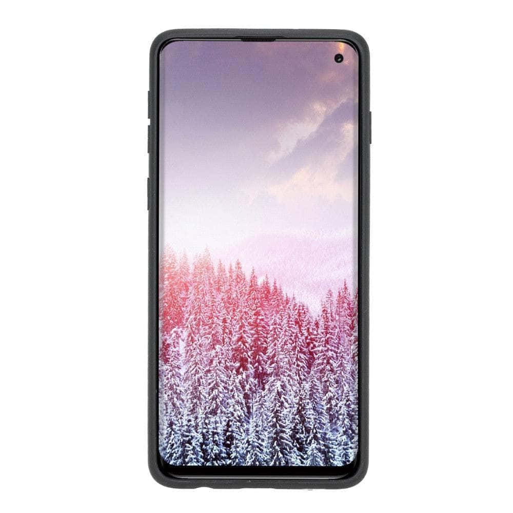 準備好體驗頂尖智慧手機體驗 — Galaxy S10 壁紙 — 智能手機顯示一個寧靜的冬季場景，雪覆蓋的松樹在柔和的粉紅色和紫色暮色天空下。