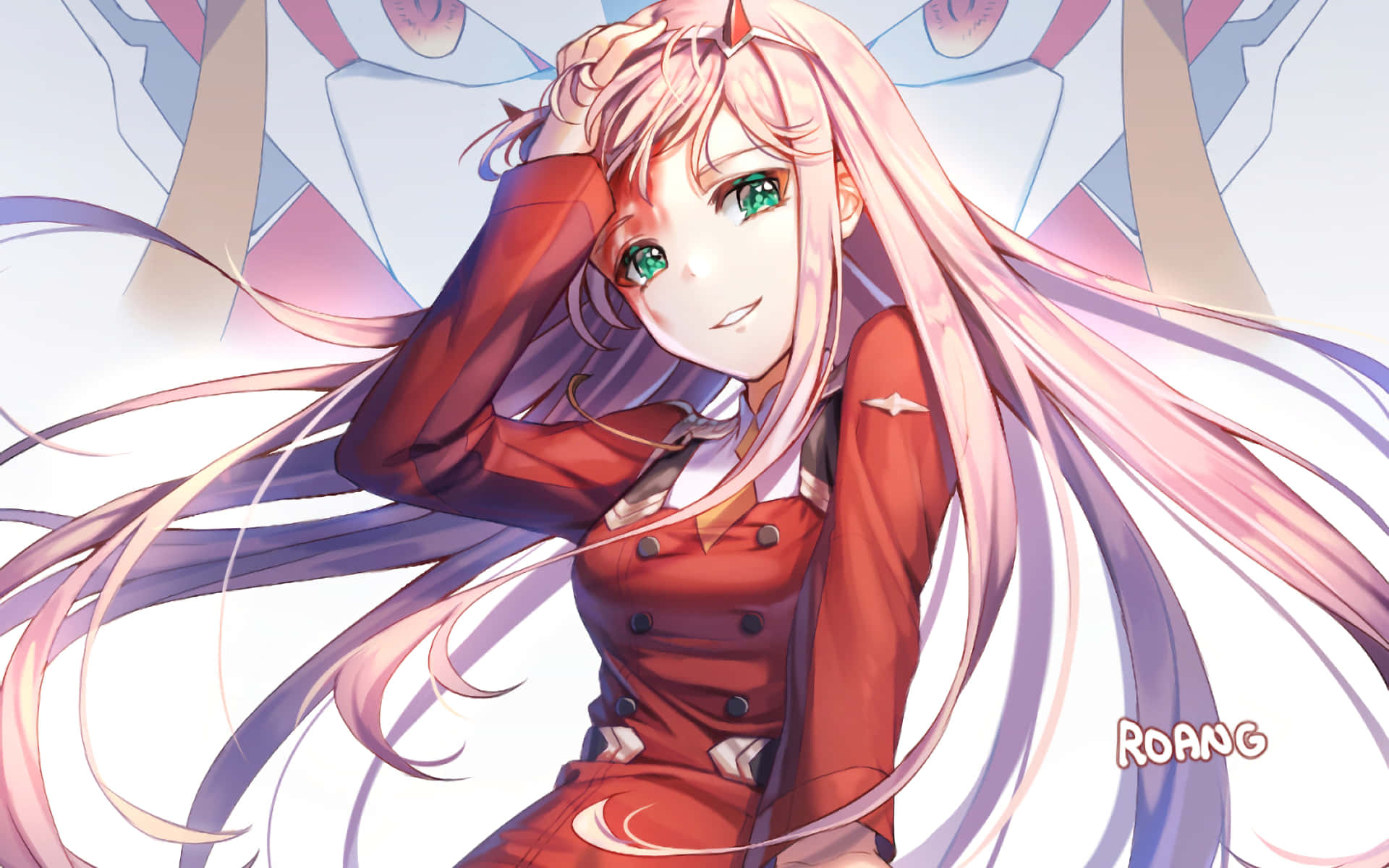 「準備展翅飛翔——DARLING in the FRANXX」 壁紙 — 一位開心的動漫女孩，長長的粉紅色頭髮和綠色眼睛，穿著紅色制服，在風格化的幾何背景前微笑。