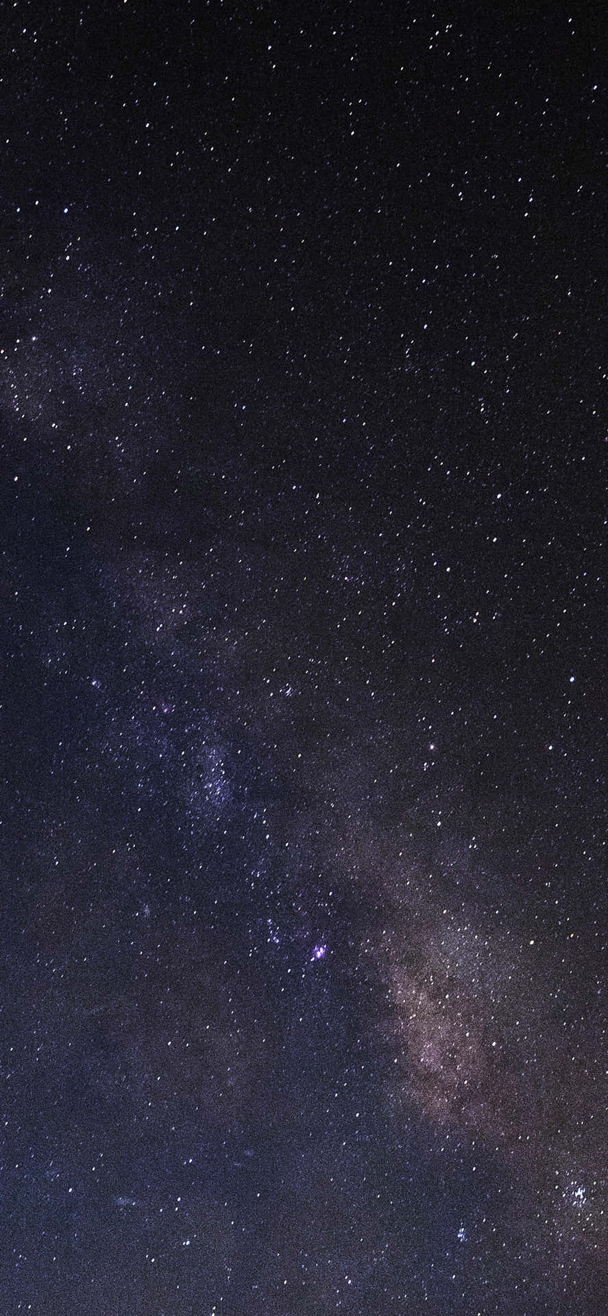 銀河系在黑暗的夜空中閃爍著紫色和藍色的星星。