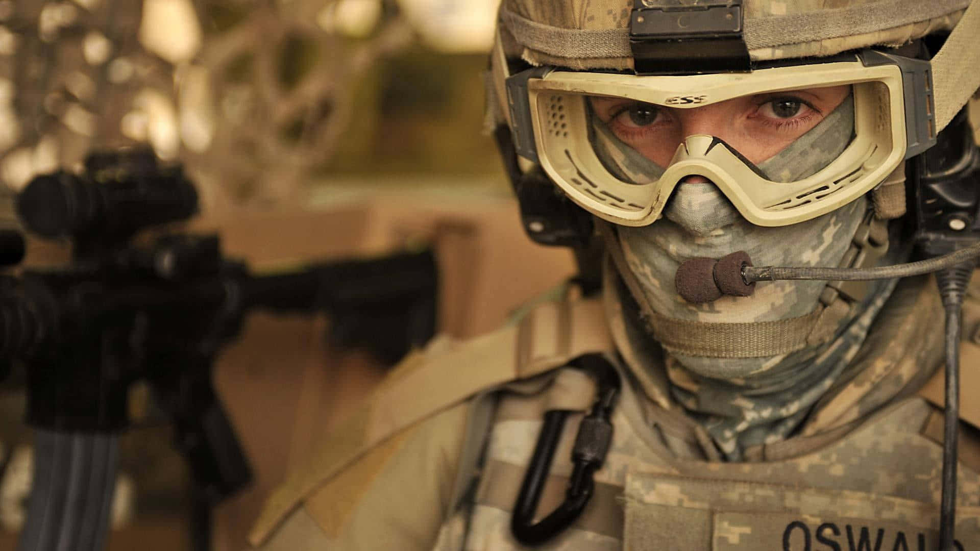 身著沙漠迷彩裝備的士兵持步槍，表情專注。