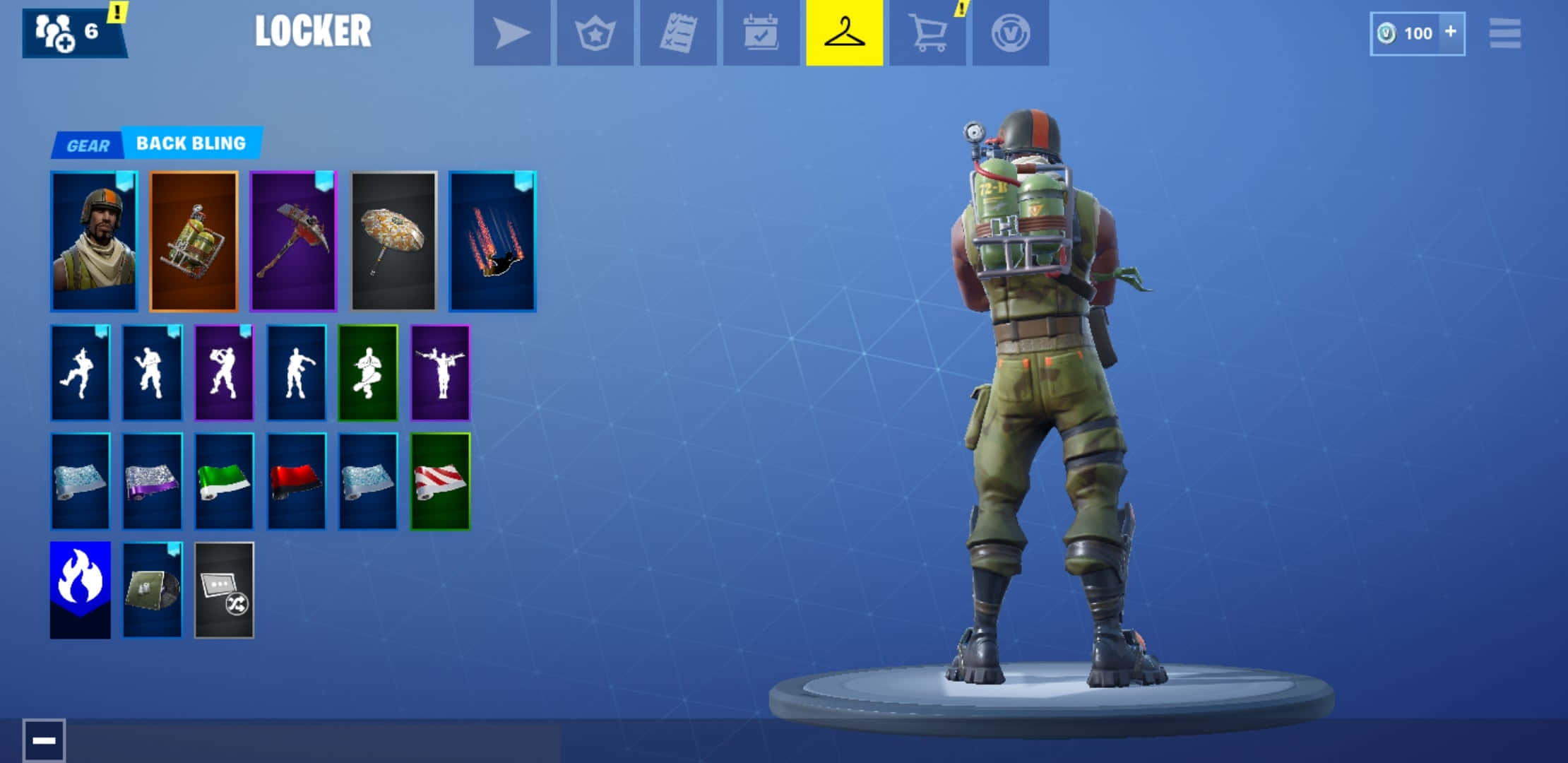 準備空襲作戰 壁紙 — 一個穿著軍裝的 Fortnite 角色站在藍色數位儲物櫃介面的底座上，顯示可自訂的背部飾品。