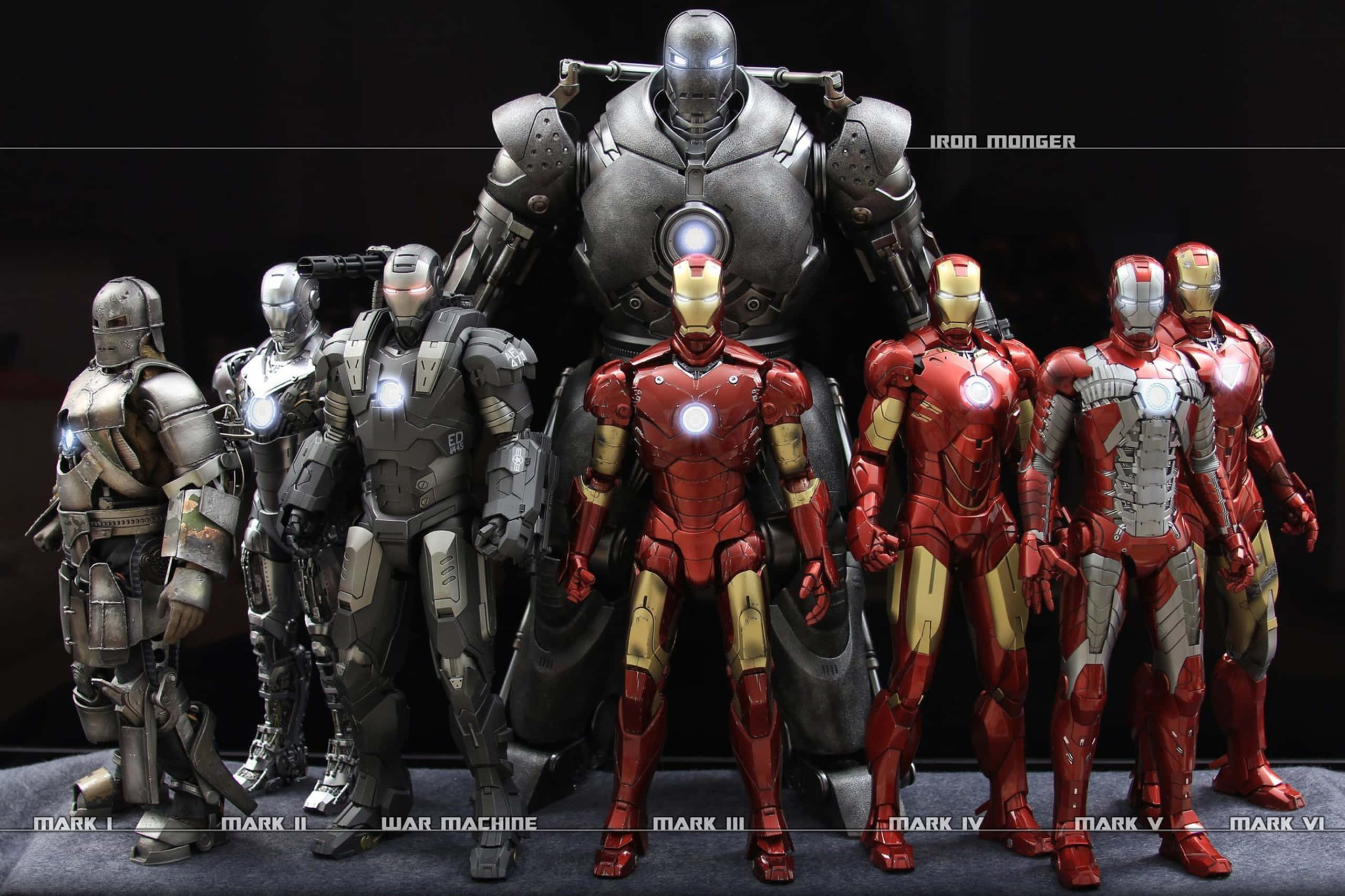 準備與最佳鋼鐵人一同飛翔！ 壁紙 — 一系列 Iron Man 戰甲從 Mark I 到 Mark VI 以及 War Machine 在黑暗背景中展示，帶有發光的弧形反應器。