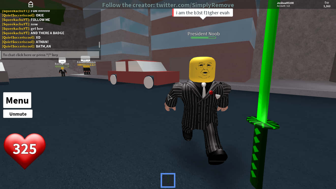 準備與這位Roblox新手一起探索Roblox虛擬世界吧！ 壁紙 — 一個帶有唐納德·特朗普頭像、身穿細條紋西裝的 Roblox 角色在方塊狀的城市遊戲世界中奔跑，附近有一把發光的綠色劍。