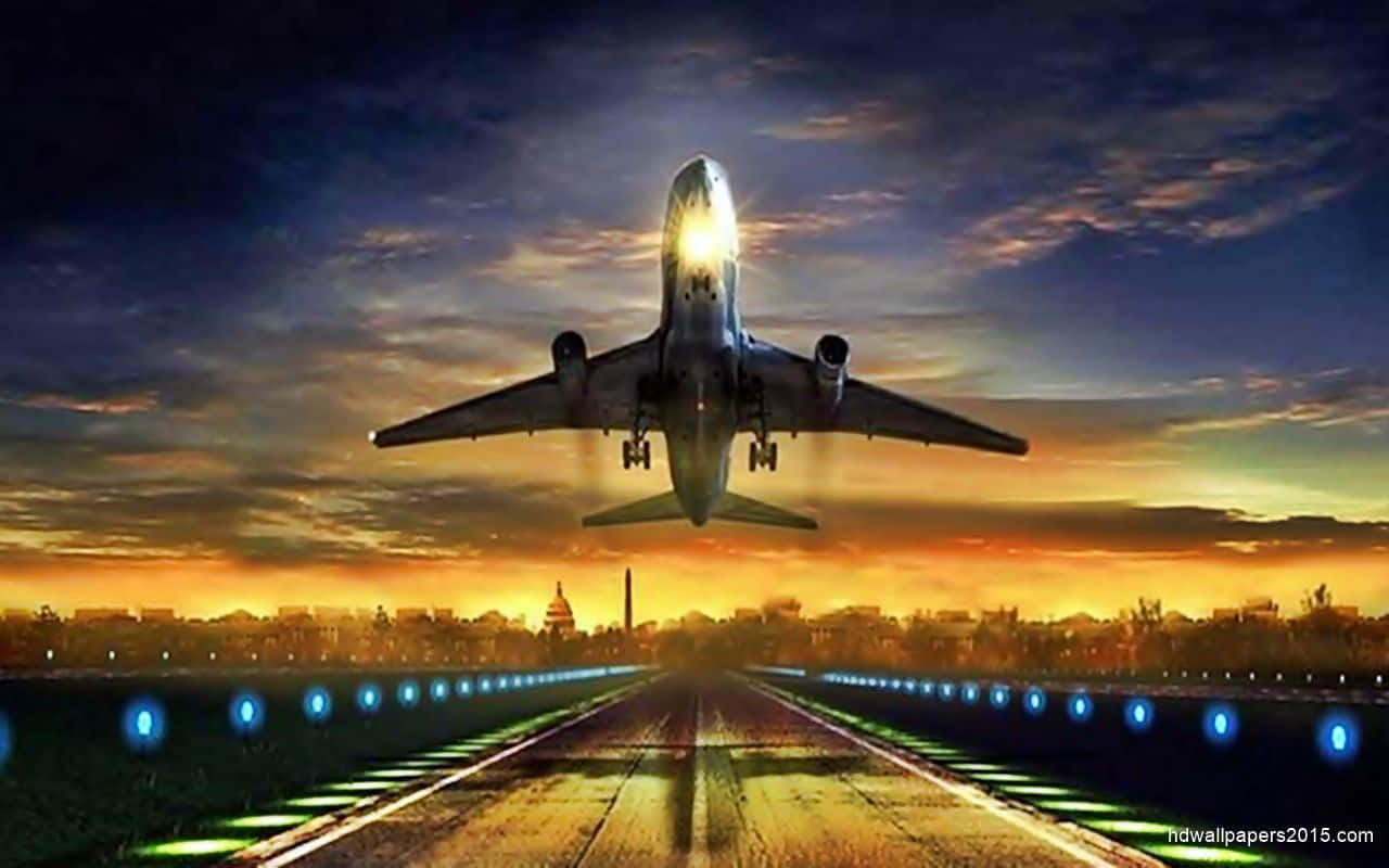 日落時分，飛機在跑道上起飛，發光的燈光與城市背景。