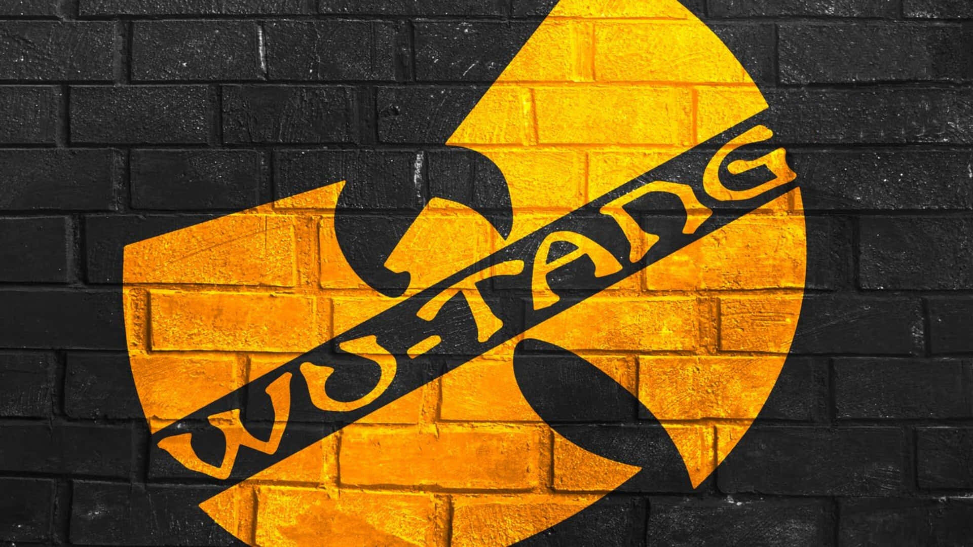 Wu-Tang Clan標誌以黃色繪在黑色磚牆上。