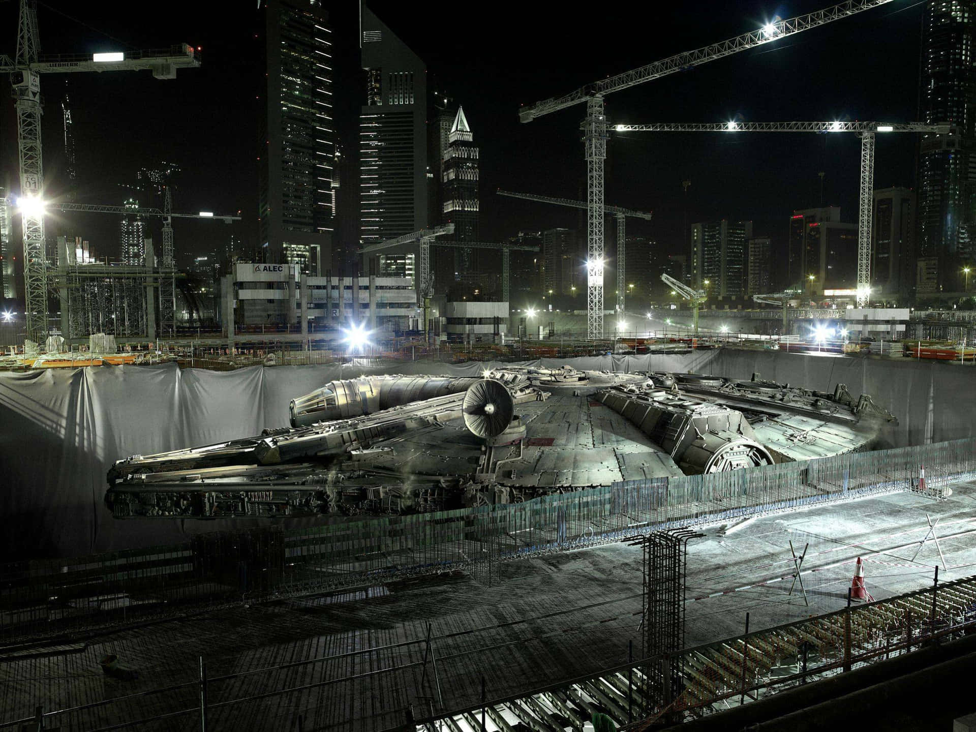 夜間在城市中建造中的千年鷹號太空船。