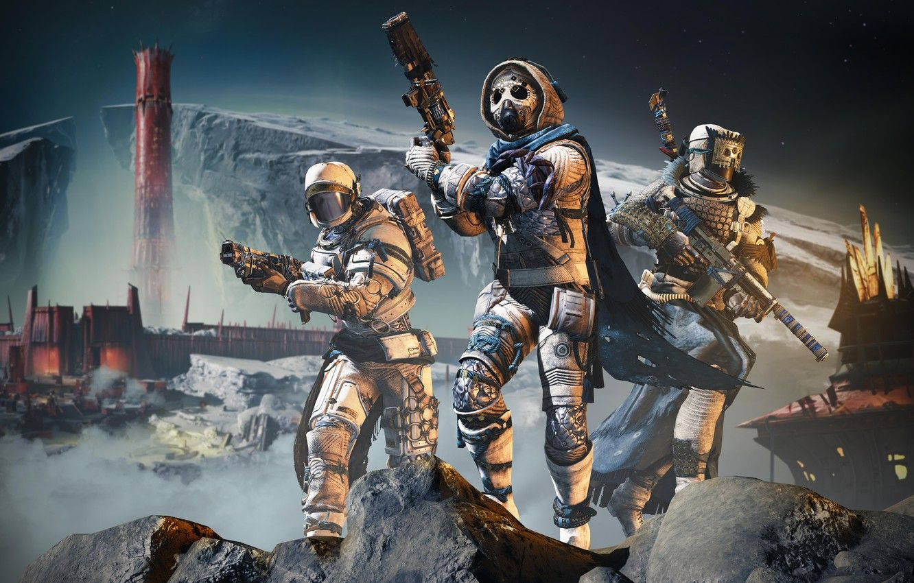 準備迎戰《Destiny 2: Shadowkeep》新內容 壁紙 — 三名裝甲戰士站在岩石地形上，處於荒涼的外星景觀中，有發光結構和星空。