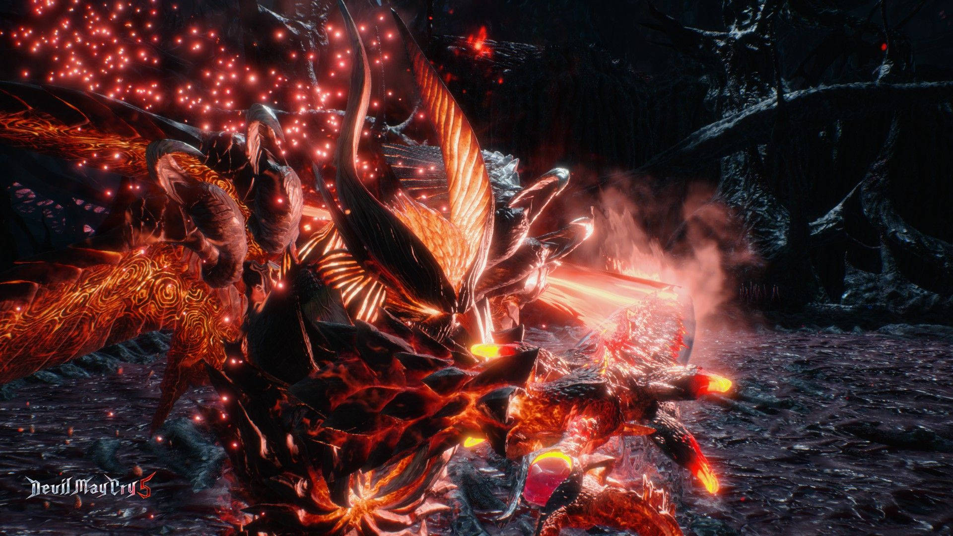 準備迎戰《鬼泣5》無盡惡魔 壁紙 — 一個燃燒的惡魔生物，帶有發光的橙色翅膀和角，在黑暗的森林中與戰士交鋒，火花四濺。