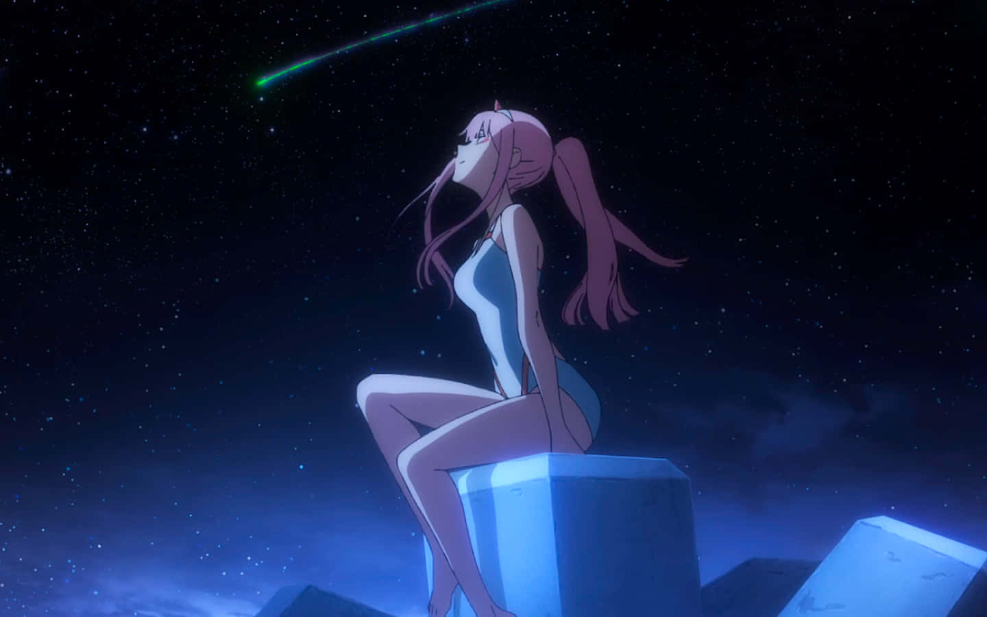 準備迎戰零二與克萊索斯！《DARLING in the FRANXX》 壁紙 — 一位粉紅色頭髮的動漫女孩坐在發光的藍色方塊上，凝視著一顆流星劃過繁星點點的夜空。