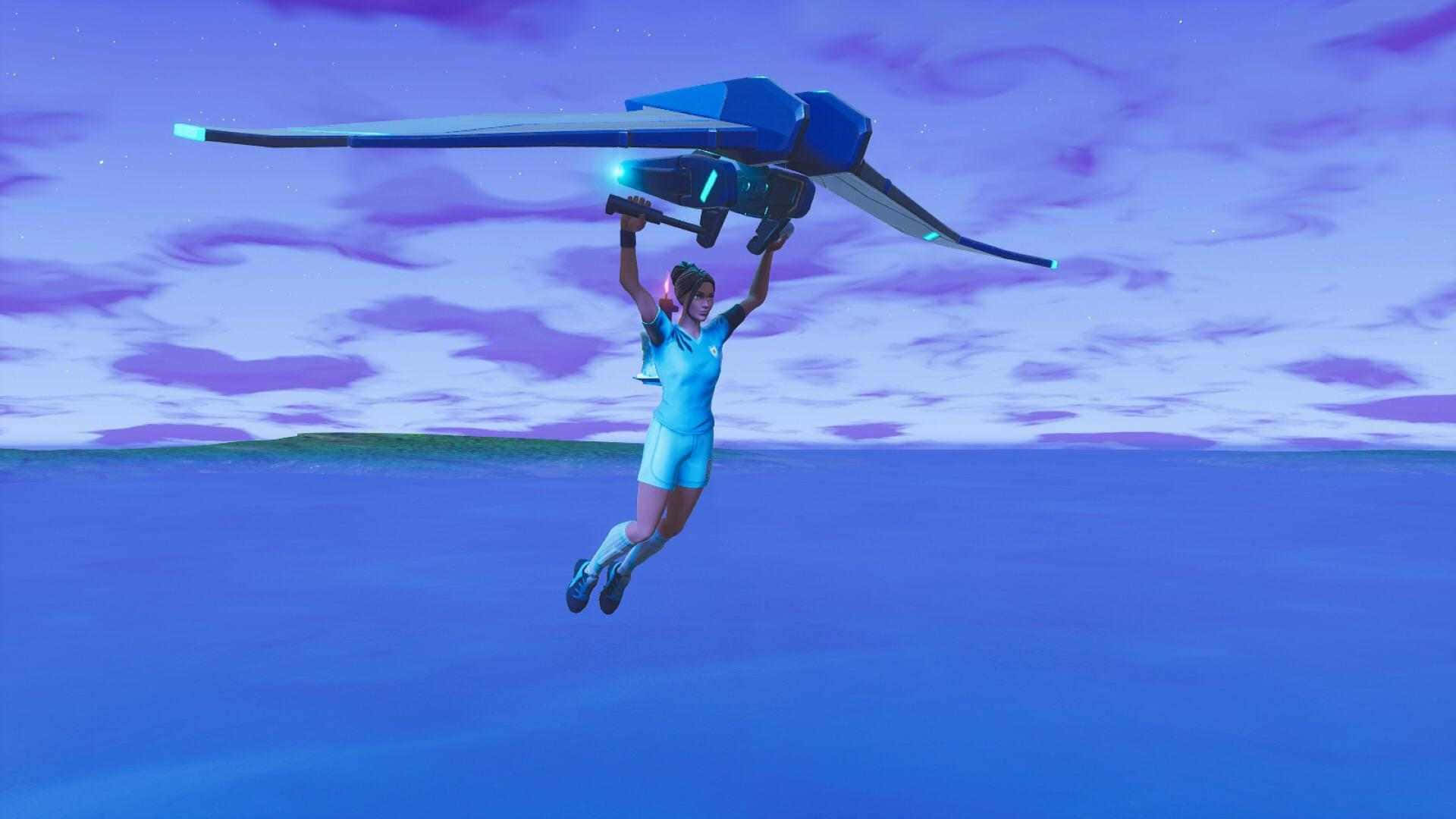 一個 Fortnite 角色在黃昏時分用滑翔翼飛過藍色海洋。