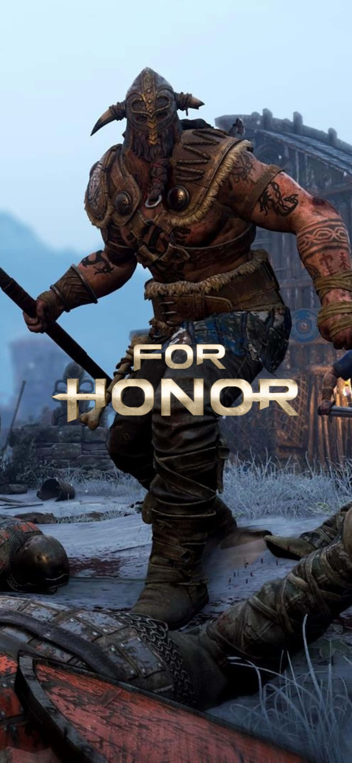 準備迎接 iPhone XS For Honor 壁紙 — 一名重裝甲維京戰士在灰色天空下的雪地戰場上，勝利地站在倒下的敵人之上。