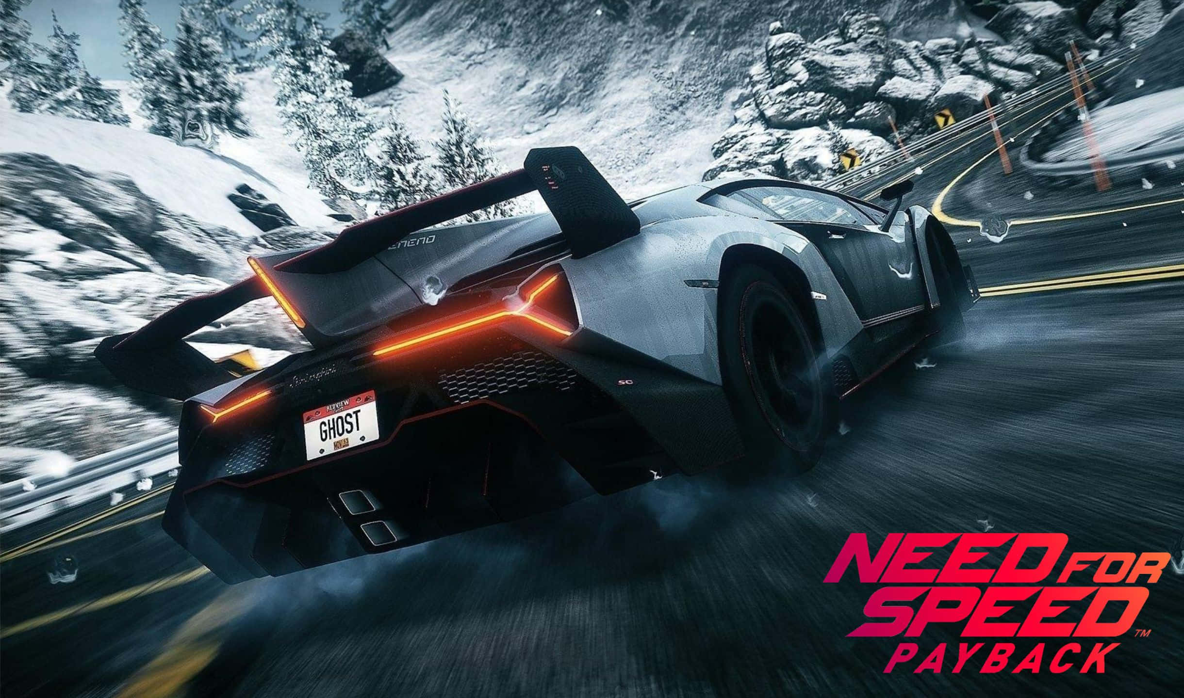 準備迎接《Need For Speed Payback》的非-stop 高速行動！ 壁紙 — 一輛銀色林寶堅尼在積雪的山路彎道上飄移，橙色尾燈發光，雪花在空中飛舞。