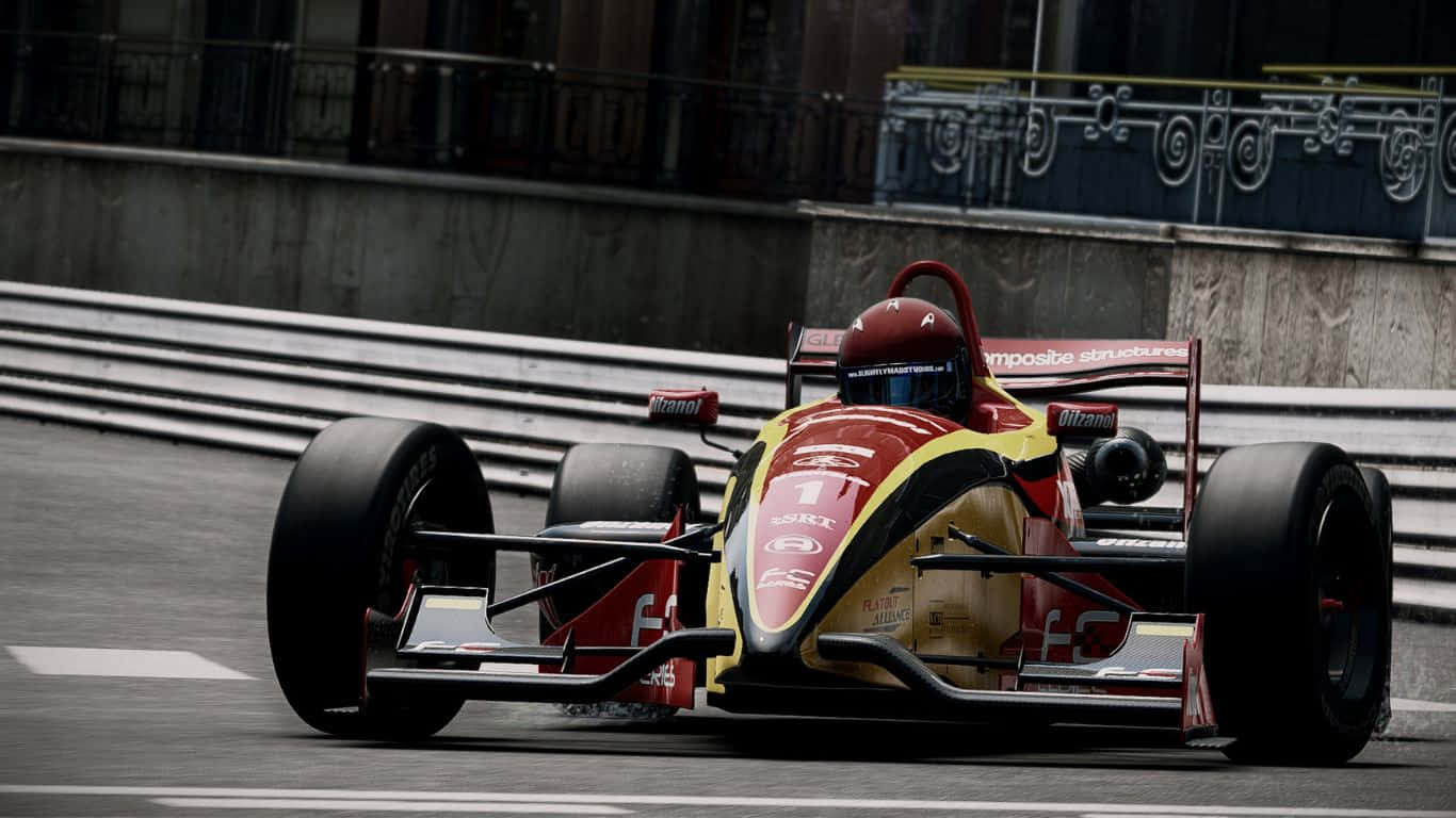 準備迎接 Project Cars 的驚天賽事 壁紙 — 一輛紅黃色的開輪賽車在混凝土賽道上疾馳，背景有華麗的欄杆。