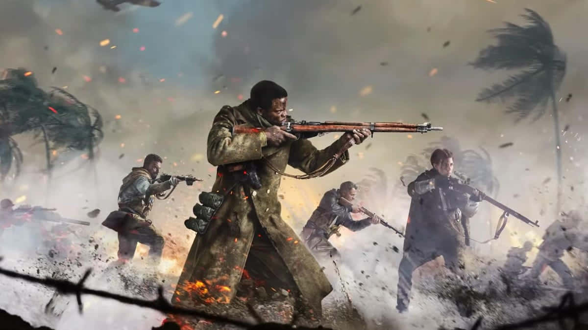 準備迎接《PUBG》第17季！ 壁紙 — 穿著風衣的士兵在棕櫚樹環繞的混亂熱帶戰場上，在爆炸和煙霧中開火步槍。