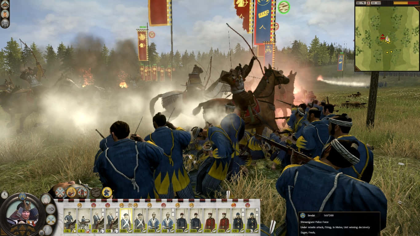 準備迎接《Total War Shogun 2》的戰爭 壁紙 — 身穿藍黃色制服的士兵在煙霧瀰漫的戰場上，向著衝鋒的騎兵開火，背景有森林和旗幟。