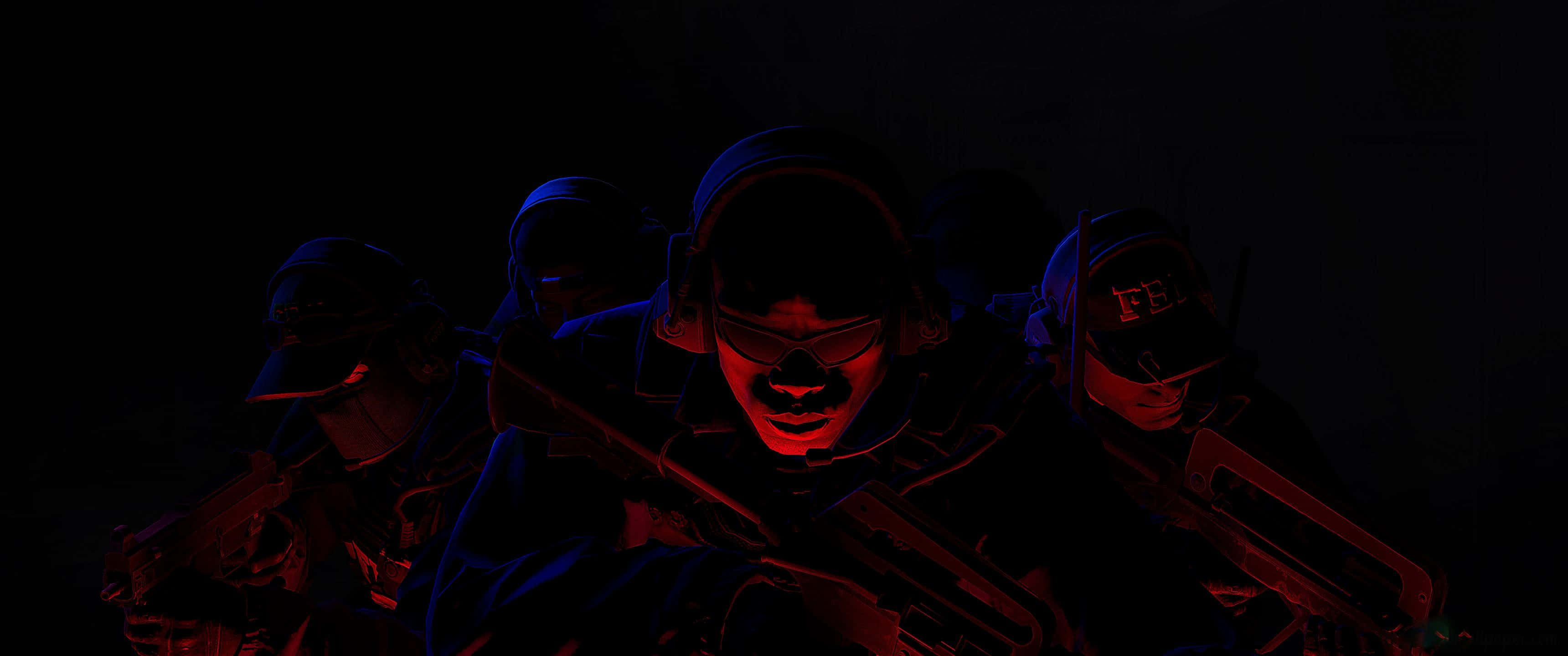 準備迎接《反恐精英全球 Offensive》的激烈戰鬥 壁紙 — 剪影戰術團隊穿著深色裝備，在紅藍燈光照射下持步槍進行緊張的夜間行動。