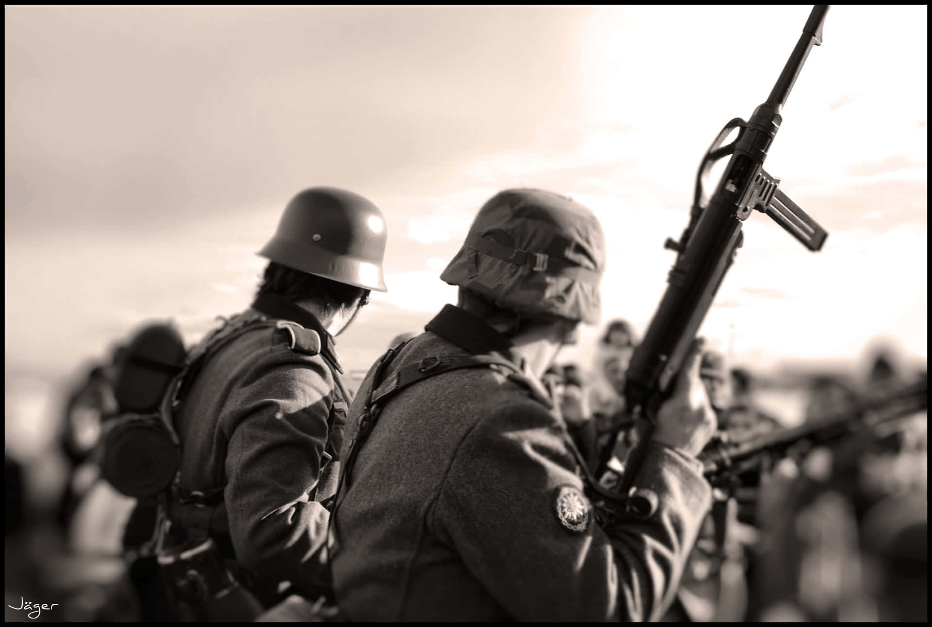 穿著歷史軍事裝備的士兵在戶外排隊持步槍。