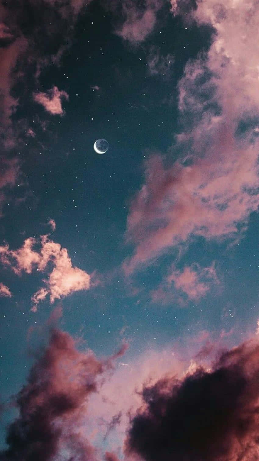 新月和星星在暮色天空中，帶有粉紅和藍綠色的雲彩。