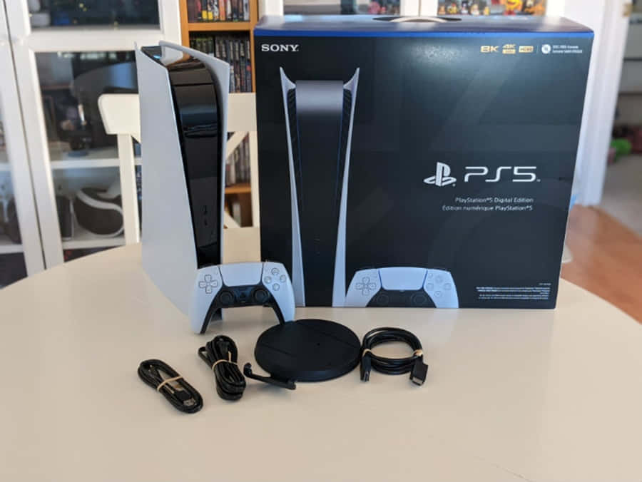 PlayStation 5 主機和包裝盒連同配件放在桌上。