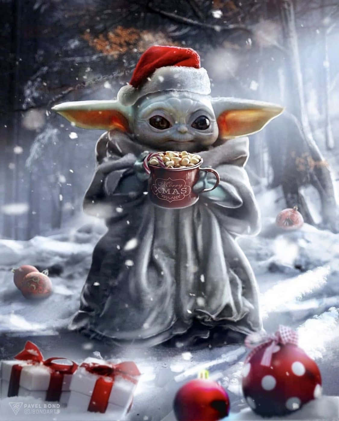 準備迎接節日！與 Baby Yoda 一起慶祝聖誕 壁紙 — 雪地森林中的Baby Yoda戴著聖誕帽，手持一杯熱可可，周圍環繞著聖誕裝飾和禮物。