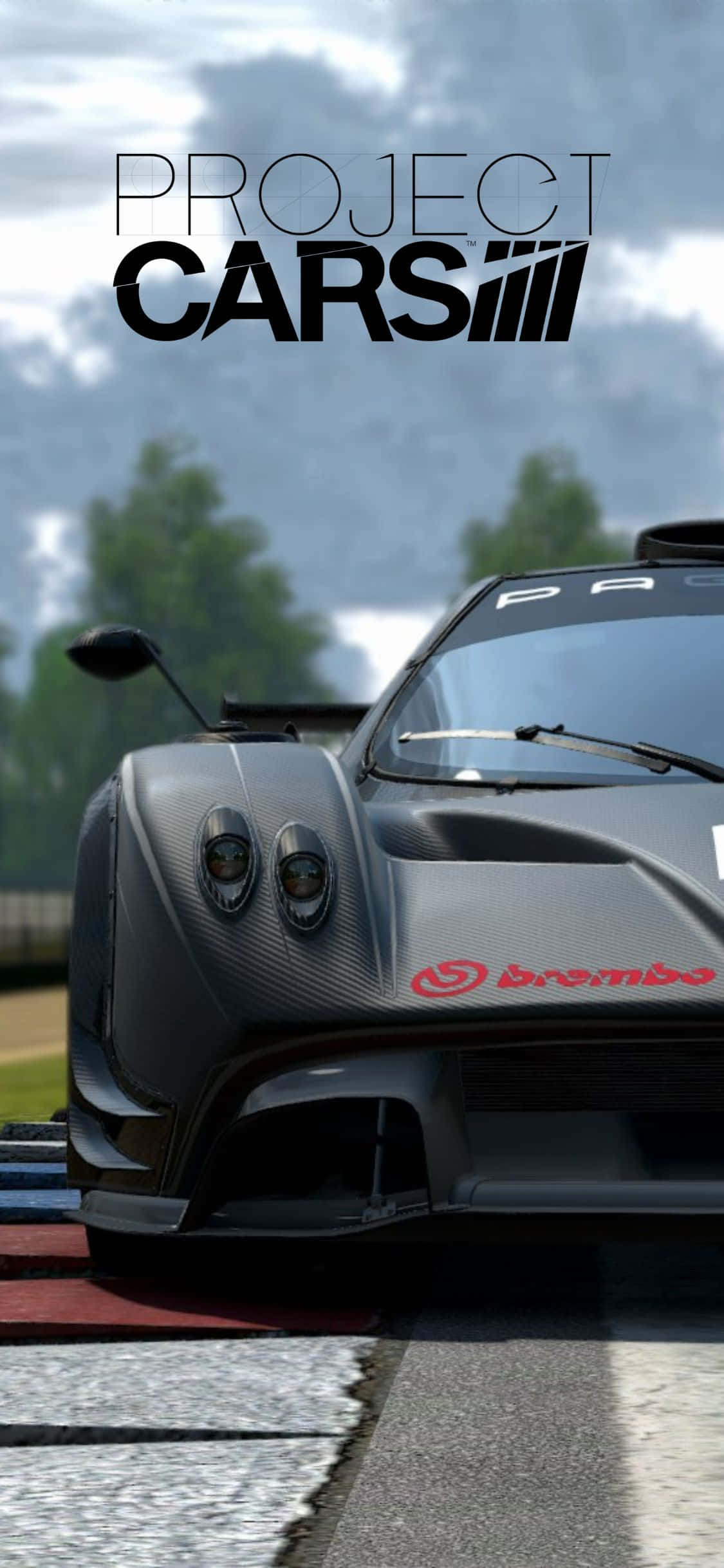 準備迎接腎上腺素激增——在 iPhone XS 上駕駛 Project Cars 壁紙 — 一輛流線型黑色賽車，帶有碳纖維細節和紅色Brembo品牌標誌，在陰天停放在賽道上。