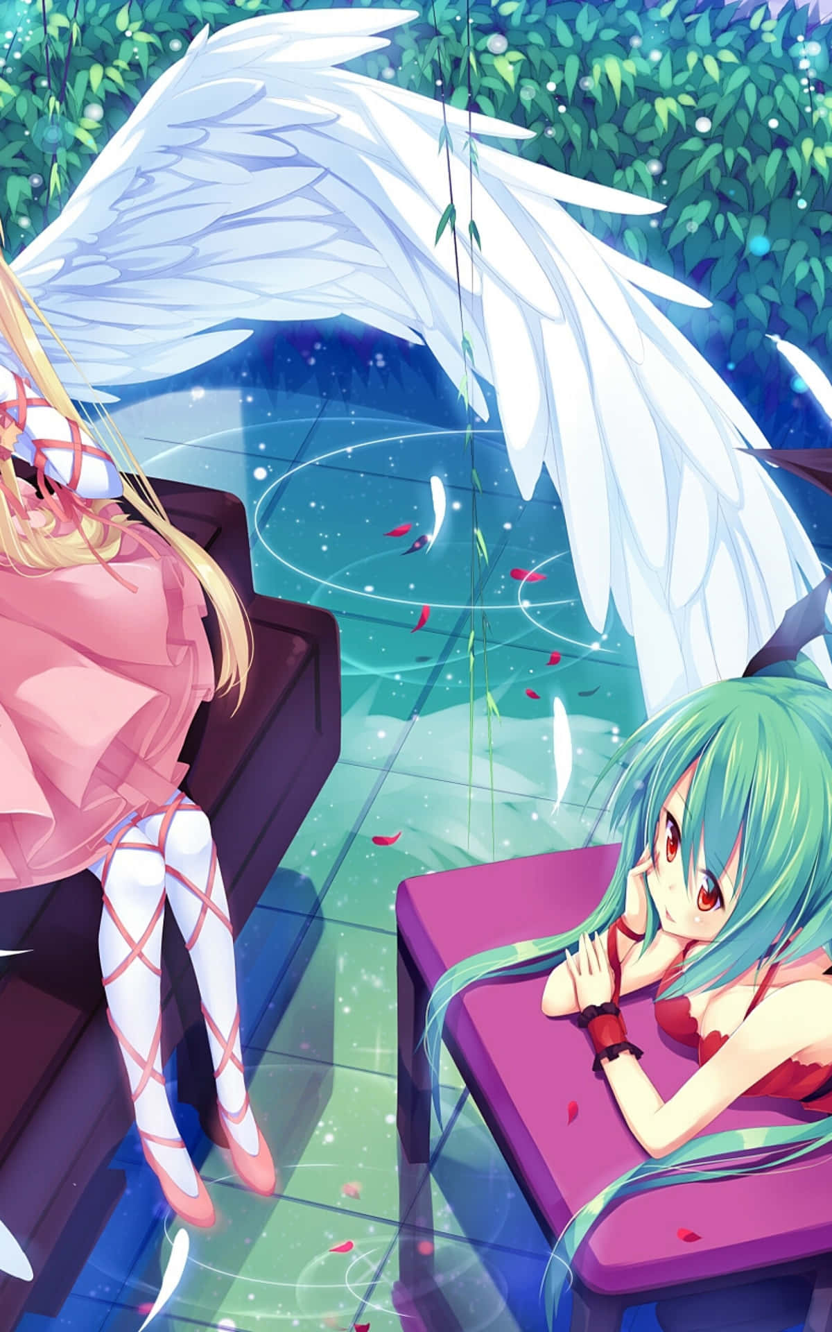 兩個有天使翅膀的動漫女孩坐在沙發上，在一個魔法森林空地中。