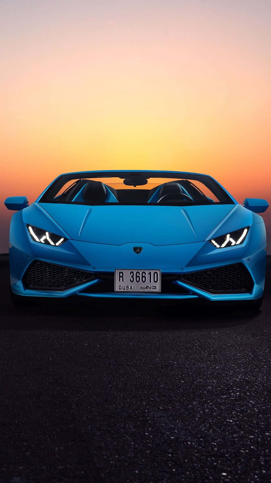 藍色林寶堅尼 Huracán Spyder 在日落時分，帶有杜拜車牌。