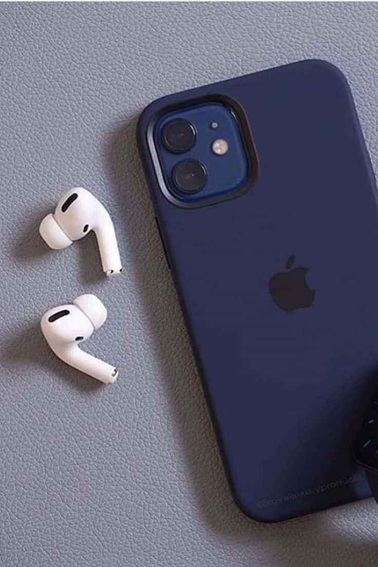 準備體驗革命性感受 — iPhone 12 壁紙 — 一個帶有Apple標誌的深藍色iPhone保護殼和白色AirPods放在有紋理的灰色表面上。