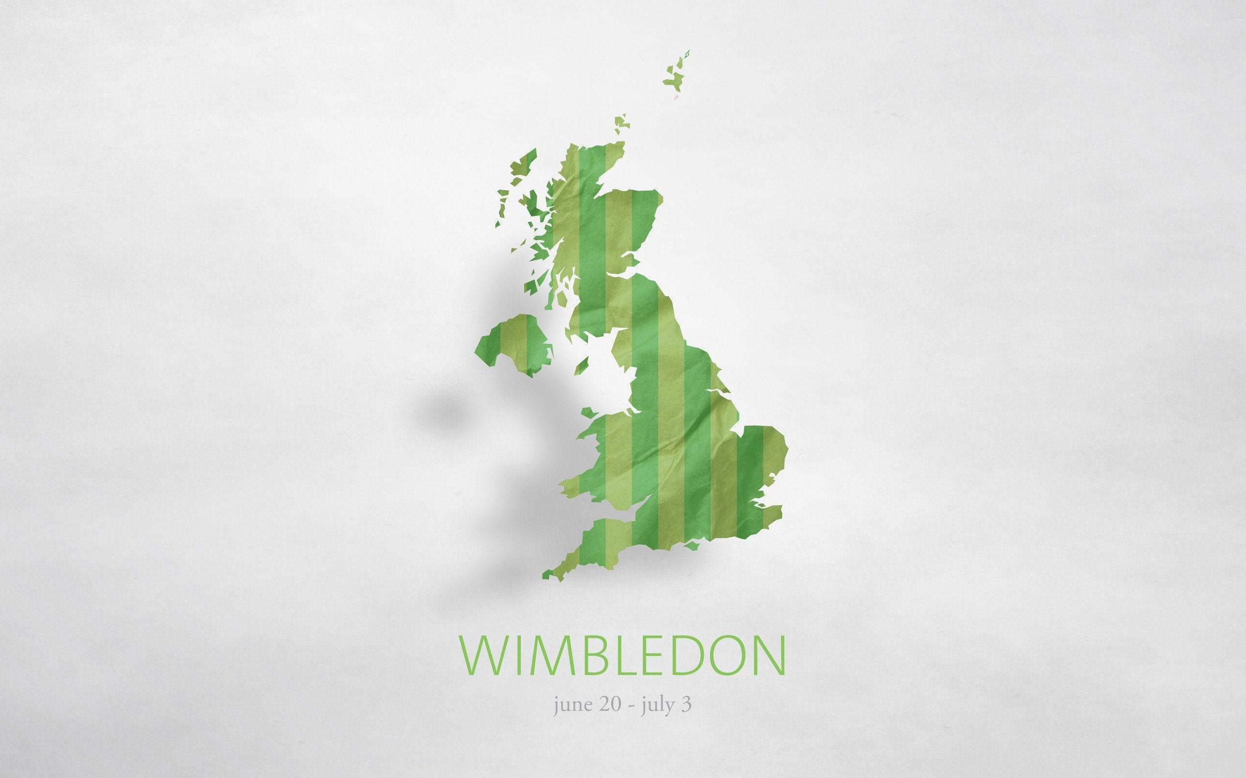 溫布頓英格蘭地圖 壁紙 — 一個簡約的綠色條紋英國地圖，下方有'WIMBLEDON'和日期，背景為有紋理的白色。