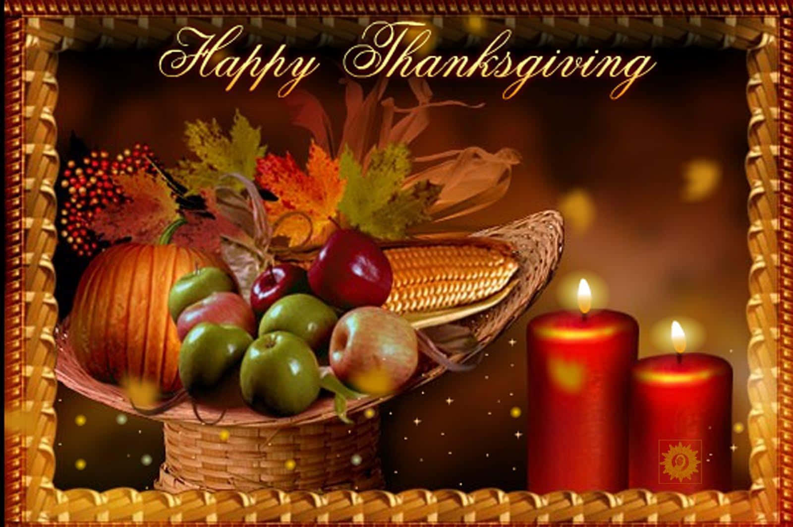 Happy Thanksgiving 桌布 壁紙 — 溫暖燈光的感恩節靜物畫，一籃南瓜、蘋果、玉米和秋葉，旁邊是發光的紅色蠟燭。